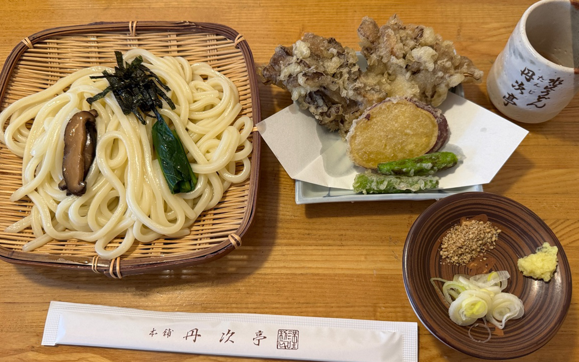 水沢うどんの「本舗　丹次亭」にて天ざるうどんをペロリ。寒かったので温かい麺にしてみました