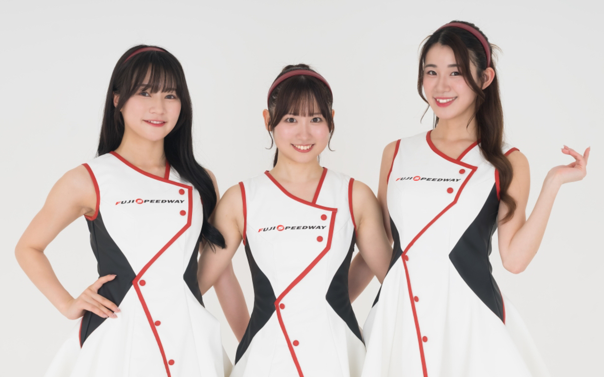 2026年のクレインズメンバー。左から香月まひろさん、嘉島菜々花さん、桃瀬いちかさん