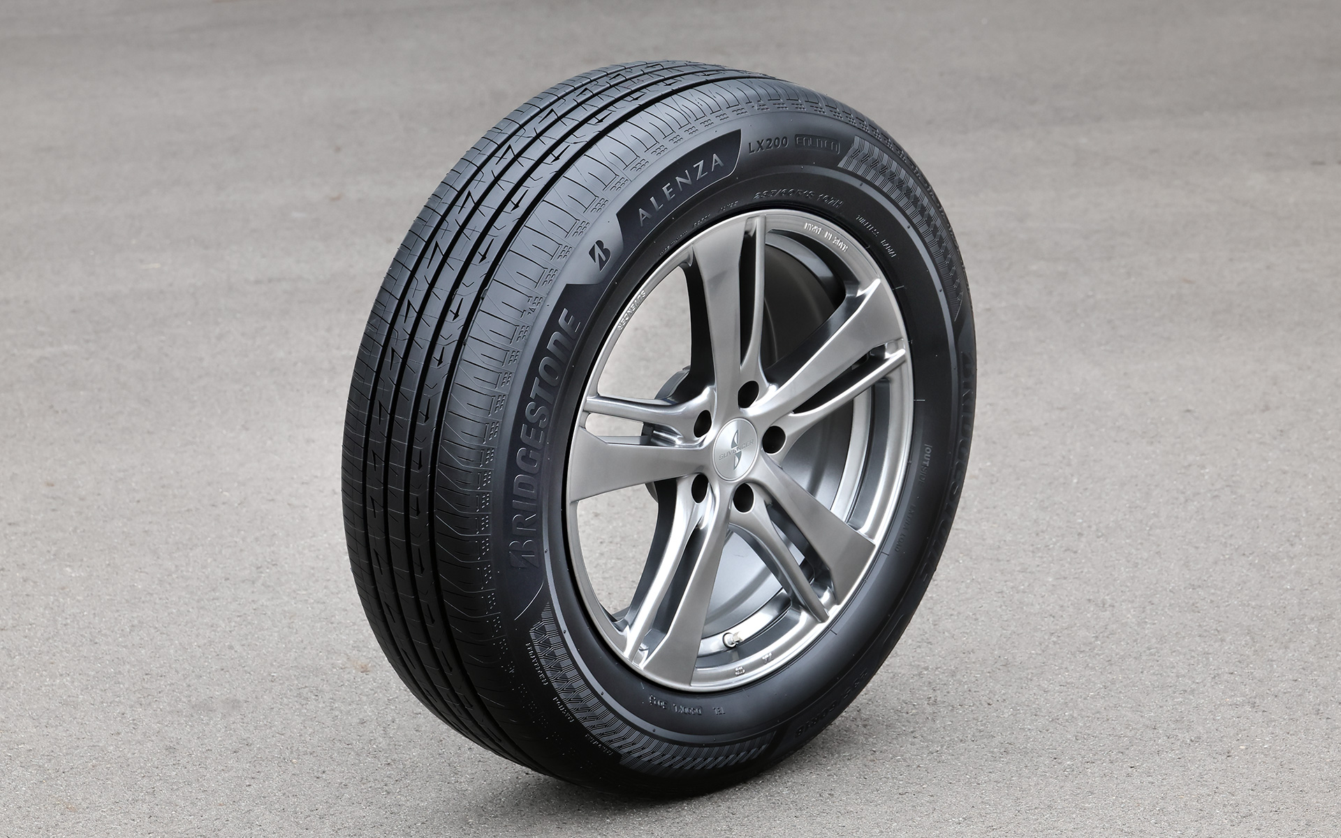 今回試したのは2026年2月より発売となったSUV向けプレミアムタイヤ「ALENZA LX200（アレンザ エルエックスニヒャク）」。発売サイズは175/80R16～235/50R21の全23サイズ展開。タイヤラベリング制度での転がり抵抗係数は「AA」～「A」、ウエットグリップ性能は「a」となり、従来品の「ALENZA LX100」と比べて静粛性を16％低減、ウエットブレーキ制動距離を15％短縮、転がり抵抗係数を18％低減