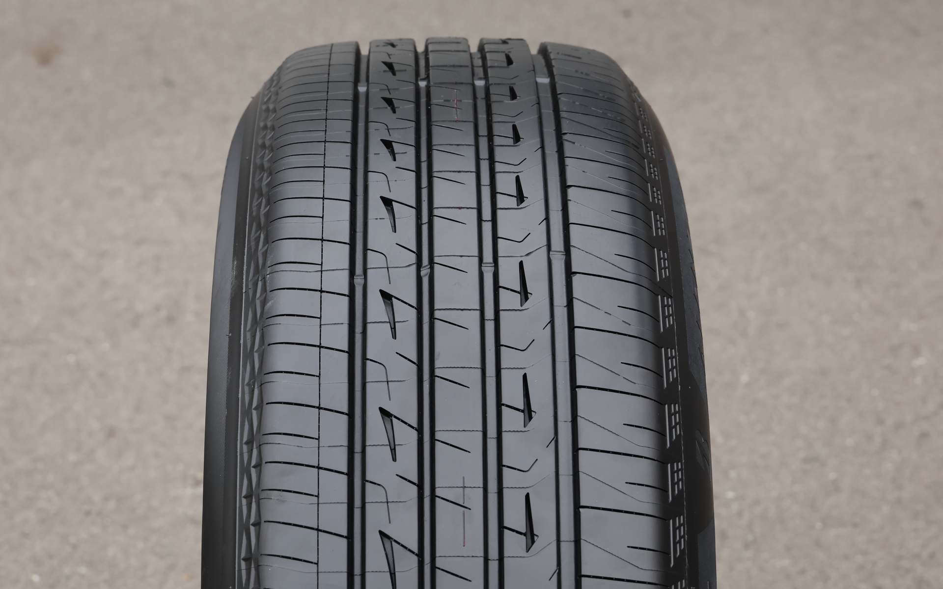 「静かでなめらかな走り」を提供するため、構造・形状の最適化と新パターンを採用し、乗り心地・運動性能・静粛性を向上。「LX-tech Comfort設計」を適用し、従来品「ALENZA LX100」の強みである走行中の小さな振動の吸収をさらに高めた上で、凹凸のある路面を乗り越える際の大きな衝撃も吸収することに成功。また、コーナリング時の車両の揺れを少なくし、ハンドリング性能とふらつきにくさを両立したのもポイント。振動入力を抑えることで、荒れたアスファルト舗装路でのロードノイズを従来品比で16％低減したのも見逃せない。そのほか「ALENZA」ブランドロゴをプレミアムな美しさと鮮やかなコントラストで表現するため、サイドの文字・デザインをより黒く際立たせる微細加工技術「LUXBLACK」を広範囲に適用した