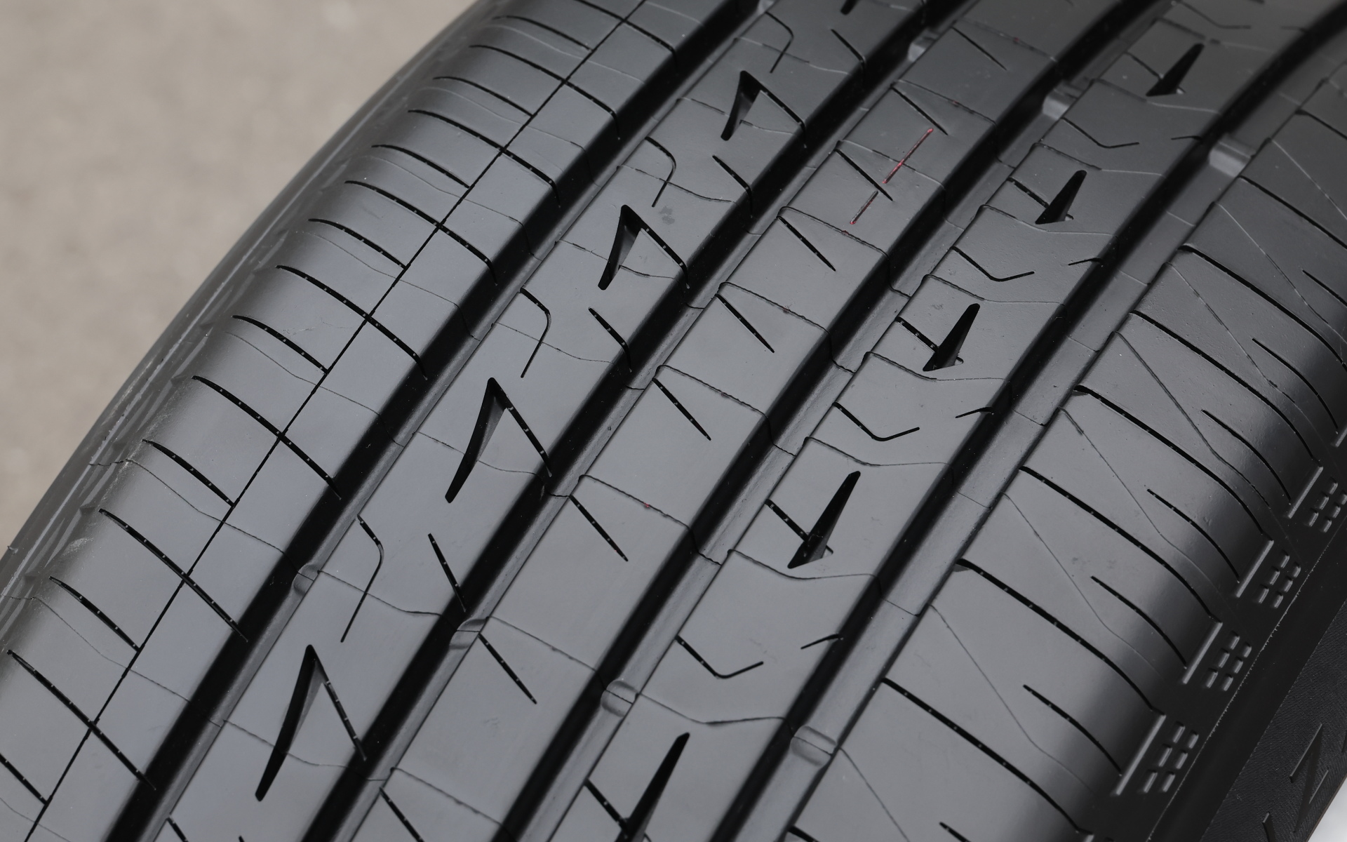 「静かでなめらかな走り」を提供するため、構造・形状の最適化と新パターンを採用し、乗り心地・運動性能・静粛性を向上。「LX-tech Comfort設計」を適用し、従来品「ALENZA LX100」の強みである走行中の小さな振動の吸収をさらに高めた上で、凹凸のある路面を乗り越える際の大きな衝撃も吸収することに成功。また、コーナリング時の車両の揺れを少なくし、ハンドリング性能とふらつきにくさを両立したのもポイント。振動入力を抑えることで、荒れたアスファルト舗装路でのロードノイズを従来品比で16％低減したのも見逃せない。そのほか「ALENZA」ブランドロゴをプレミアムな美しさと鮮やかなコントラストで表現するため、サイドの文字・デザインをより黒く際立たせる微細加工技術「LUXBLACK」を広範囲に適用した