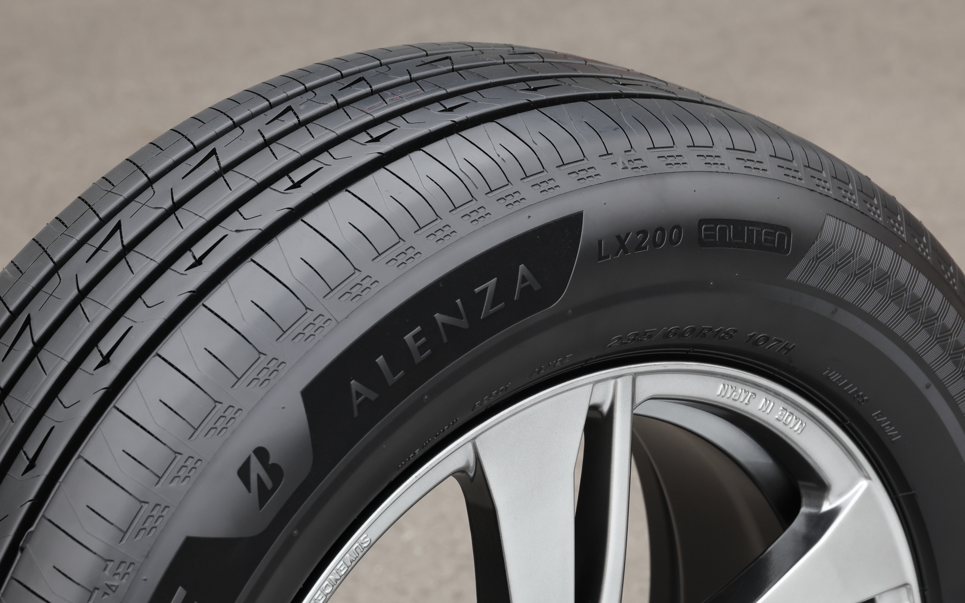 「静かでなめらかな走り」を提供するため、構造・形状の最適化と新パターンを採用し、乗り心地・運動性能・静粛性を向上。「LX-tech Comfort設計」を適用し、従来品「ALENZA LX100」の強みである走行中の小さな振動の吸収をさらに高めた上で、凹凸のある路面を乗り越える際の大きな衝撃も吸収することに成功。また、コーナリング時の車両の揺れを少なくし、ハンドリング性能とふらつきにくさを両立したのもポイント。振動入力を抑えることで、荒れたアスファルト舗装路でのロードノイズを従来品比で16％低減したのも見逃せない。そのほか「ALENZA」ブランドロゴをプレミアムな美しさと鮮やかなコントラストで表現するため、サイドの文字・デザインをより黒く際立たせる微細加工技術「LUXBLACK」を広範囲に適用した