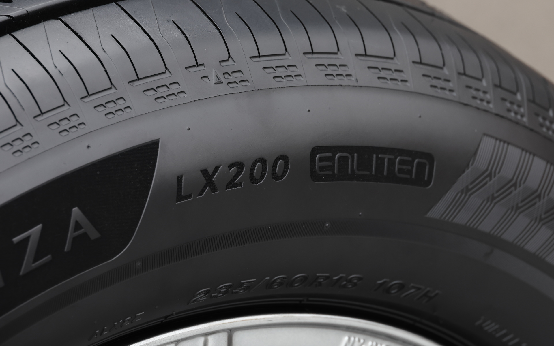 「静かでなめらかな走り」を提供するため、構造・形状の最適化と新パターンを採用し、乗り心地・運動性能・静粛性を向上。「LX-tech Comfort設計」を適用し、従来品「ALENZA LX100」の強みである走行中の小さな振動の吸収をさらに高めた上で、凹凸のある路面を乗り越える際の大きな衝撃も吸収することに成功。また、コーナリング時の車両の揺れを少なくし、ハンドリング性能とふらつきにくさを両立したのもポイント。振動入力を抑えることで、荒れたアスファルト舗装路でのロードノイズを従来品比で16％低減したのも見逃せない。そのほか「ALENZA」ブランドロゴをプレミアムな美しさと鮮やかなコントラストで表現するため、サイドの文字・デザインをより黒く際立たせる微細加工技術「LUXBLACK」を広範囲に適用した