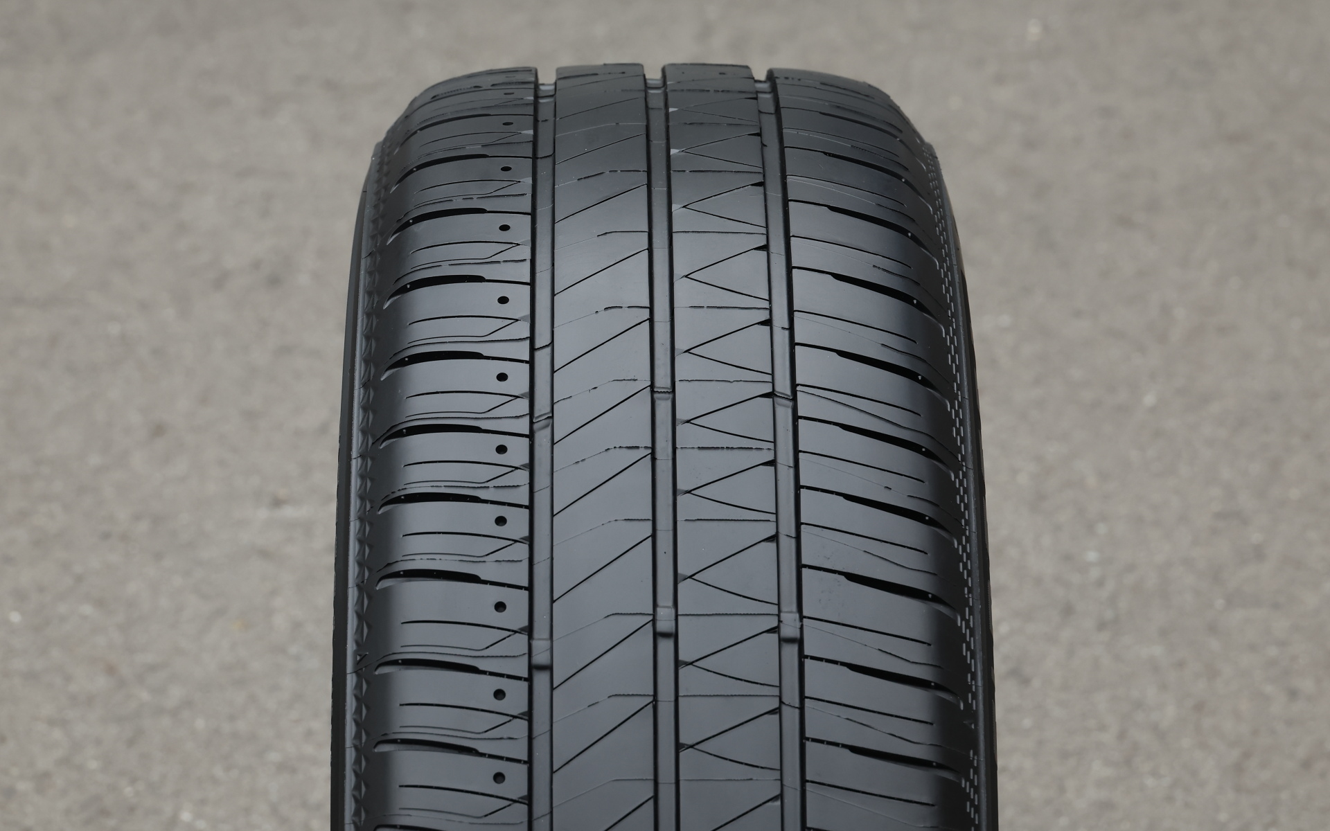 フィネッサ HB01では新パターンのショルダー部に採用した「スプラッシュラグ」が主溝からの排水性を向上したほか、主溝に「スクエアグルーヴ」を適用することで、摩耗しても溝体積の変化をより小さく抑え、高い排水性の維持を実現。また、新パターンに搭載される「スリットサイレンサー」で走行中のノイズを気になりにくい音質へとチューニング。スムーズなアスファルト舗装路でのパターンノイズを「エコピア NH200」対比で7％低減し、静かでより快適な車内空間を両立している