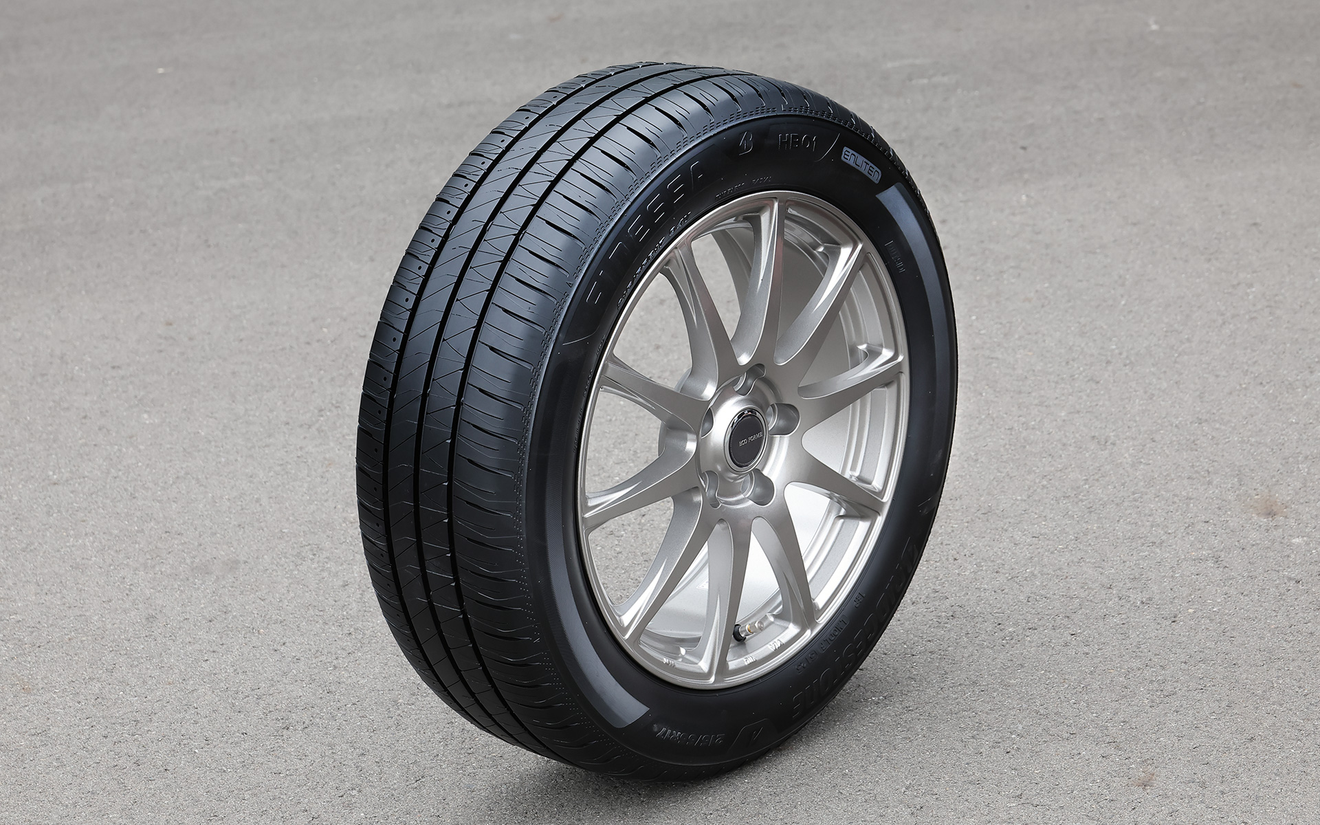 フィネッサ HB01の発売サイズは155/65R14～245/45R19の全55サイズ。「AA-a」が28サイズ、「AA-b」が8サイズ、「A-a」が6サイズ、「A-b」が13サイズと、全サイズ低燃費タイヤとなっている。安心・安全（SAFETY）を軸に、より快適で心地よい（FINE）車内空間を提供し、豊かなカーライフを届けたいという想いを込め、FINEとSAFETYを組み合わせ「FINESSA」と命名された