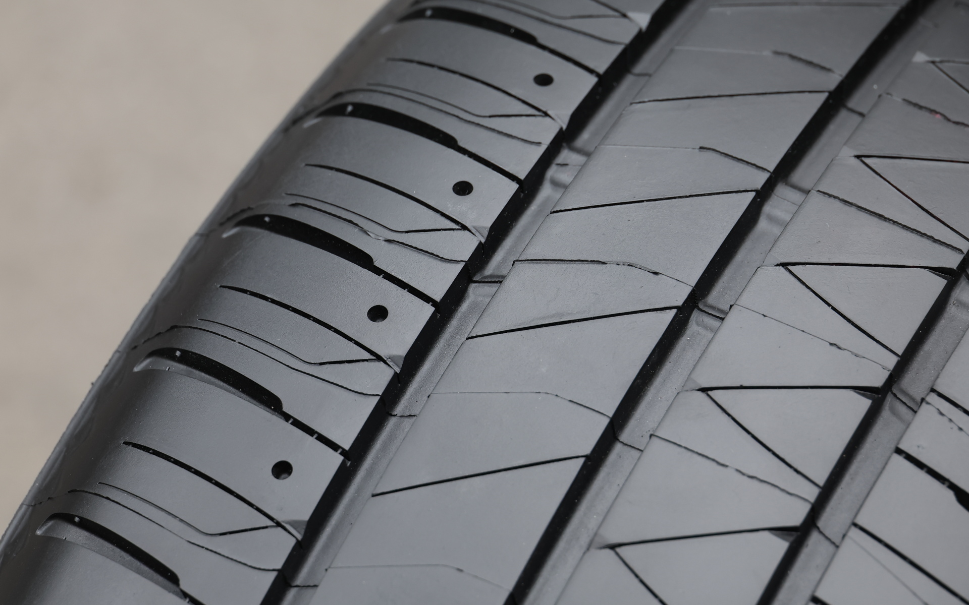 フィネッサ HB01では新パターンのショルダー部に採用した「スプラッシュラグ」が主溝からの排水性を向上したほか、主溝に「スクエアグルーヴ」を適用することで、摩耗しても溝体積の変化をより小さく抑え、高い排水性の維持を実現。また、新パターンに搭載される「スリットサイレンサー」で走行中のノイズを気になりにくい音質へとチューニング。スムーズなアスファルト舗装路でのパターンノイズを「エコピア NH200」対比で7％低減し、静かでより快適な車内空間を両立している