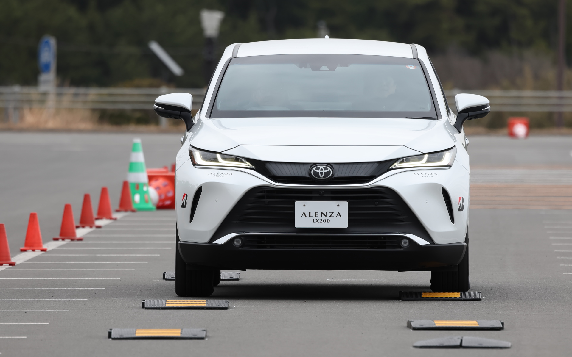 凹凸のある路面も試すことができ、LX100よりも衝撃を吸収してくれる感覚があった