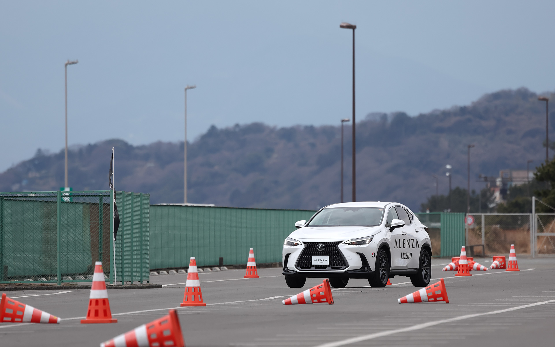 LX200ではクセのないハンドリングとマイルドな乗り心地を実感しつつ、走りを失っているような感覚がないところがマル