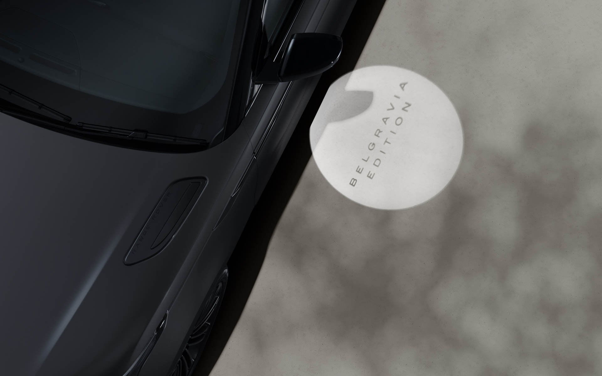 ドアロックを解除すると「BELGRAVIA EDITION」スクリプトのパドルライトが点灯