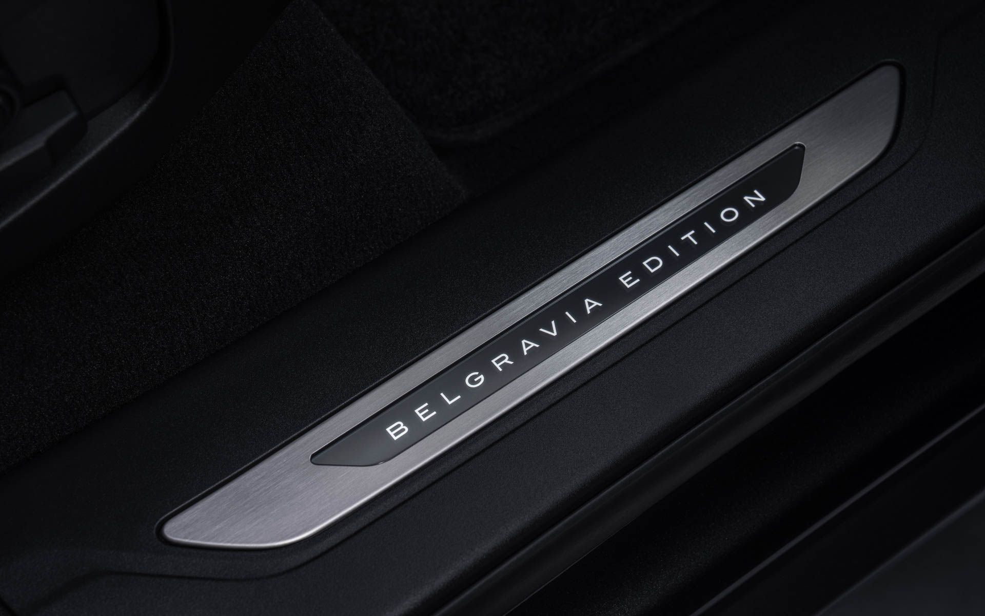 「BELGRAVIA EDITION」のスクリプトがあしらわれたイルミネーション付きトレッドプレート