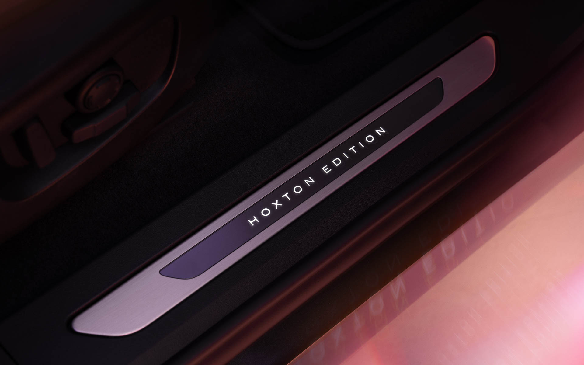 「HOXTON EDITION」のスクリプトがあしらわれたイルミネーション付きトレッドプレート