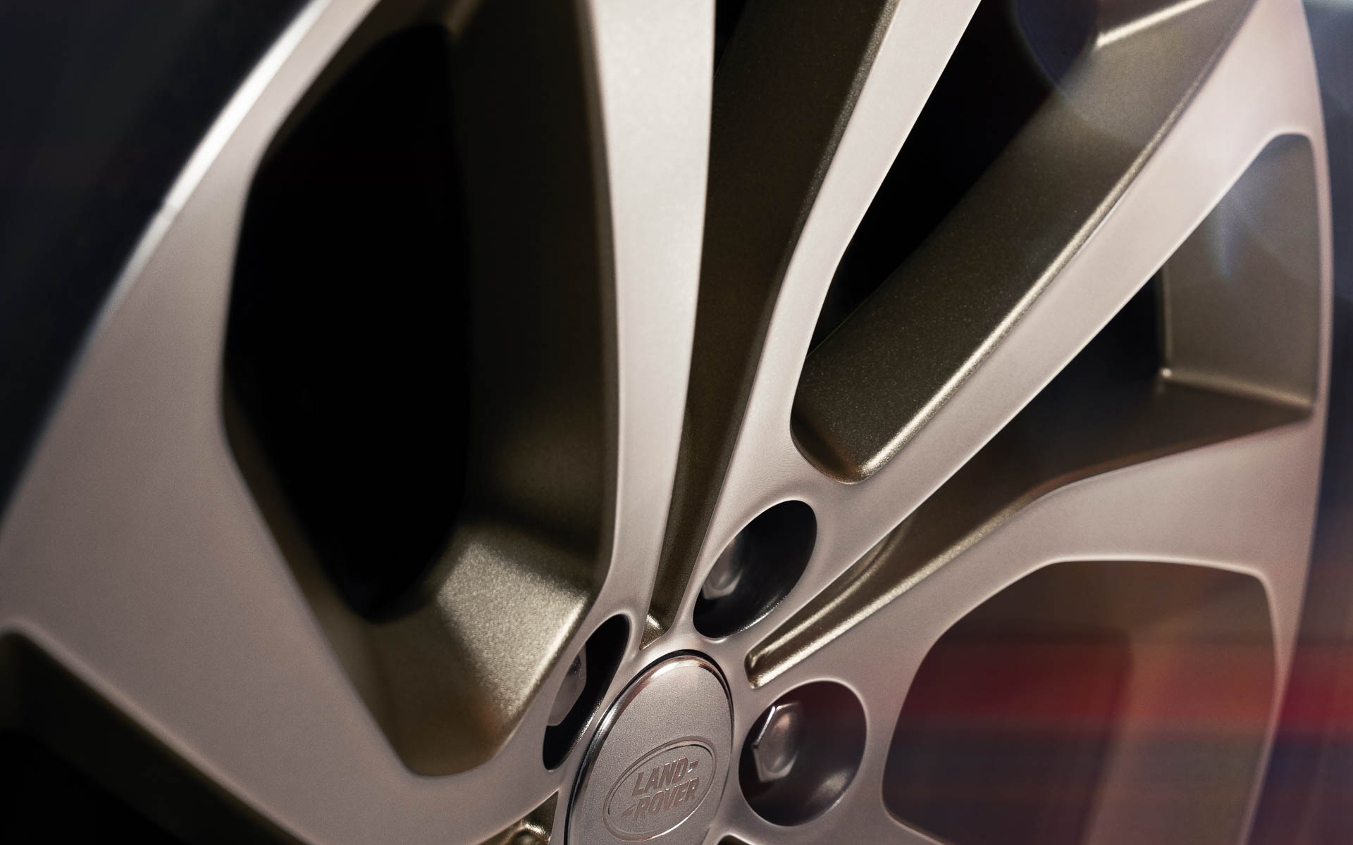 新たにデザインされた専用の20インチサテンゴールドダイヤモンドターンドコントラストホイールを採用