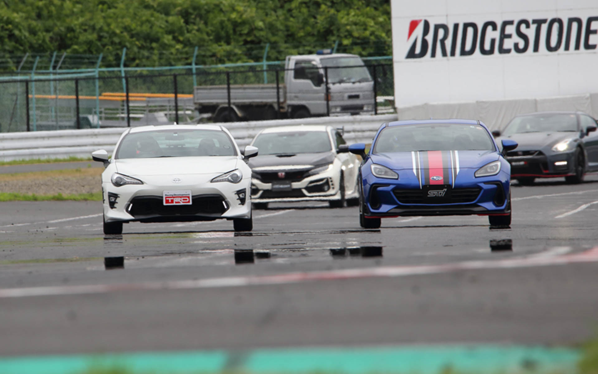 ゲストドライバーによるデモカーでの模擬レースも実施予定