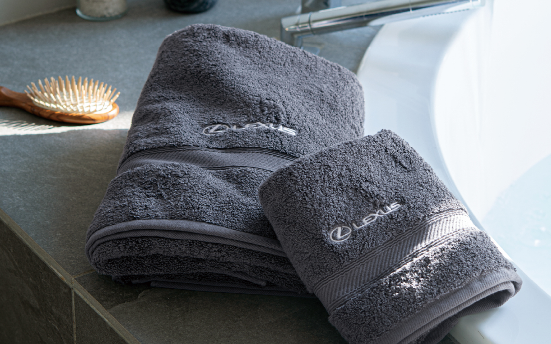 “豊かなライフスタイルを、もっとあなたの近くに”をテーマに、カーライフの枠を超えて暮らしを彩るオリジナルアイテム「レクサスコレクション」に、新たにリファとコラボレーションしたタオルが登場