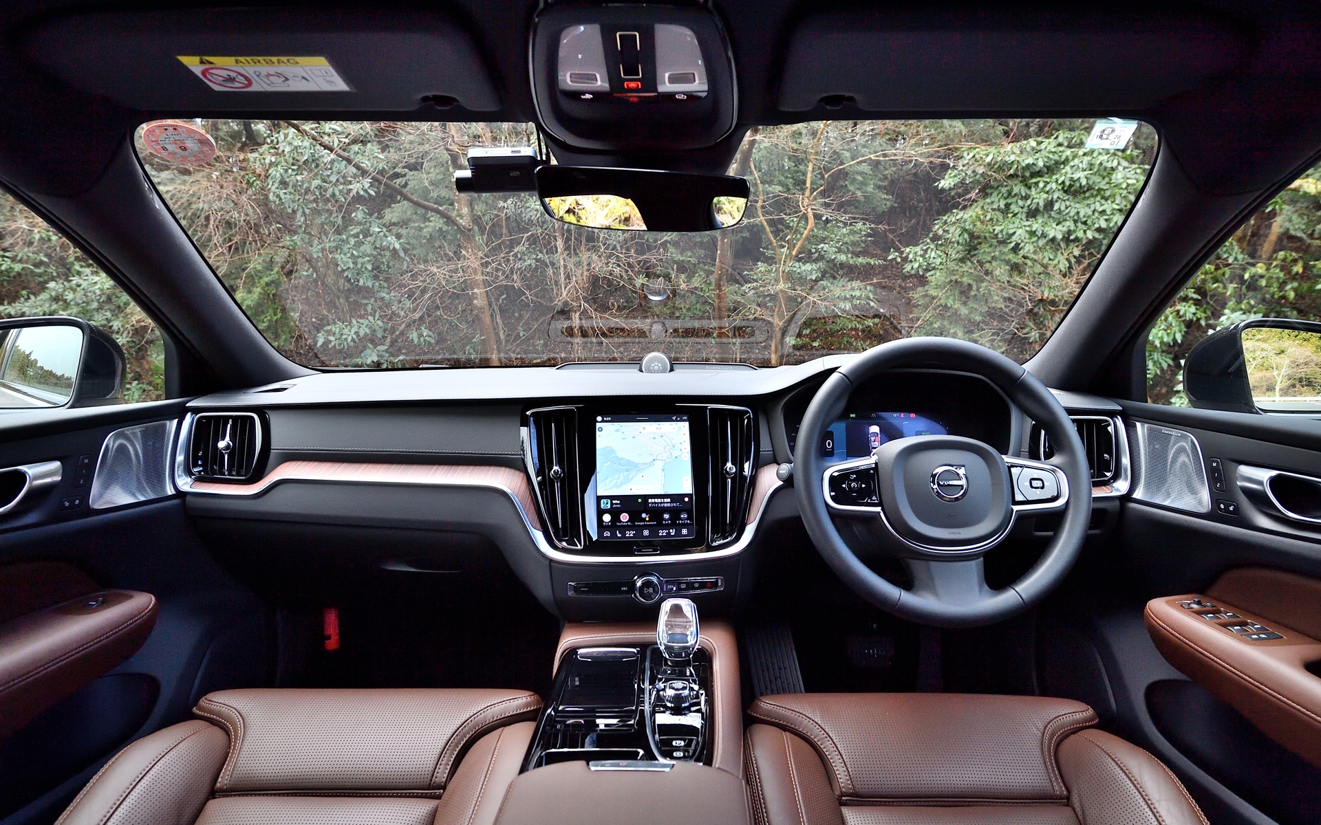 内装はチャコール仕様。オーディオはハーマンカードンのプレミアムサウンド・オーディオシステム（600W＋14スピーカー＆サブウーファー）を完備