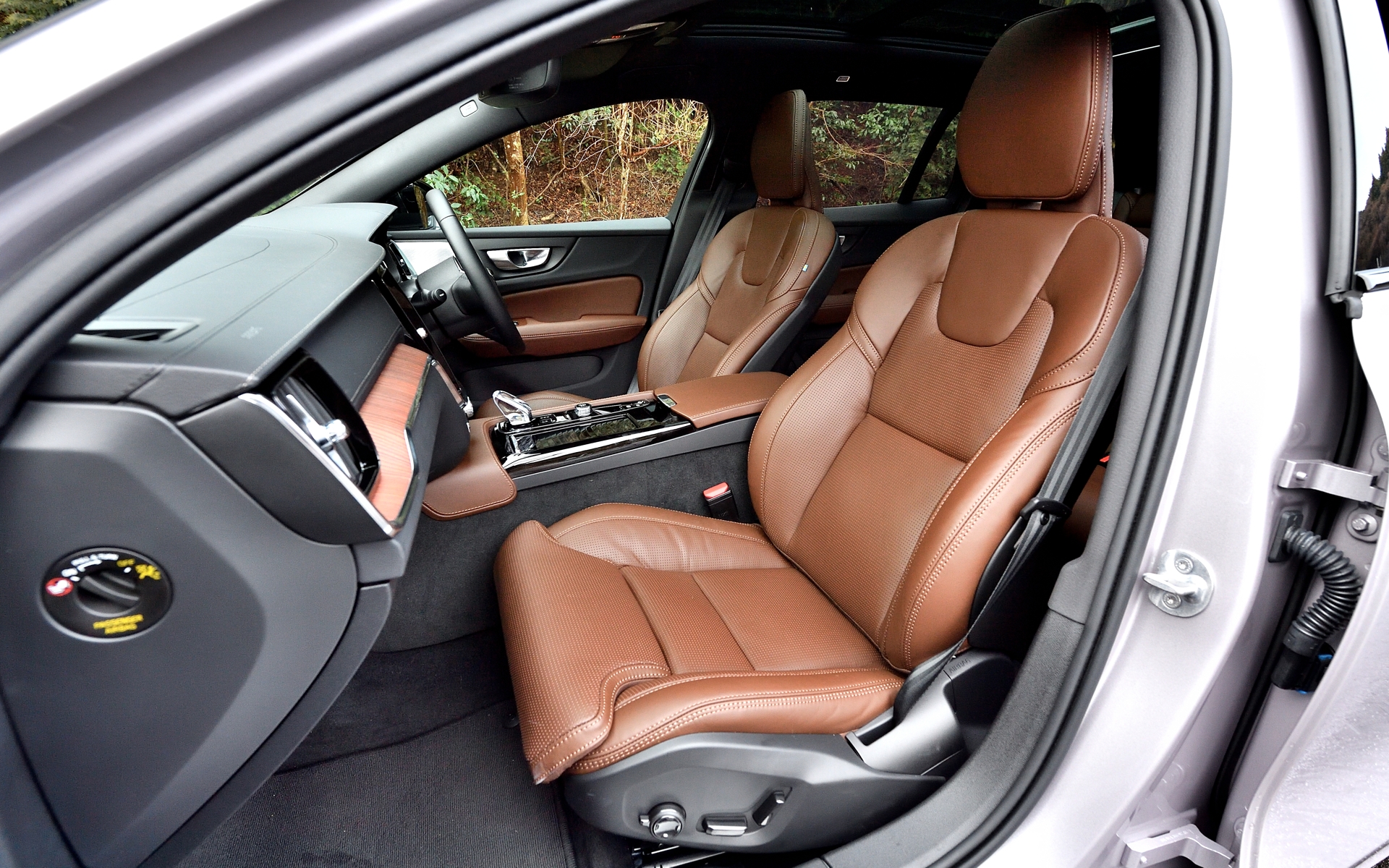 シートカラーもチャコールでインテリアは統一されている。フロントシートは「電動バックレスト・サイドサポート」「リラクゼーション機能」「パーフォレーテッド仕様」「ベンチレーション機能」を標準装備