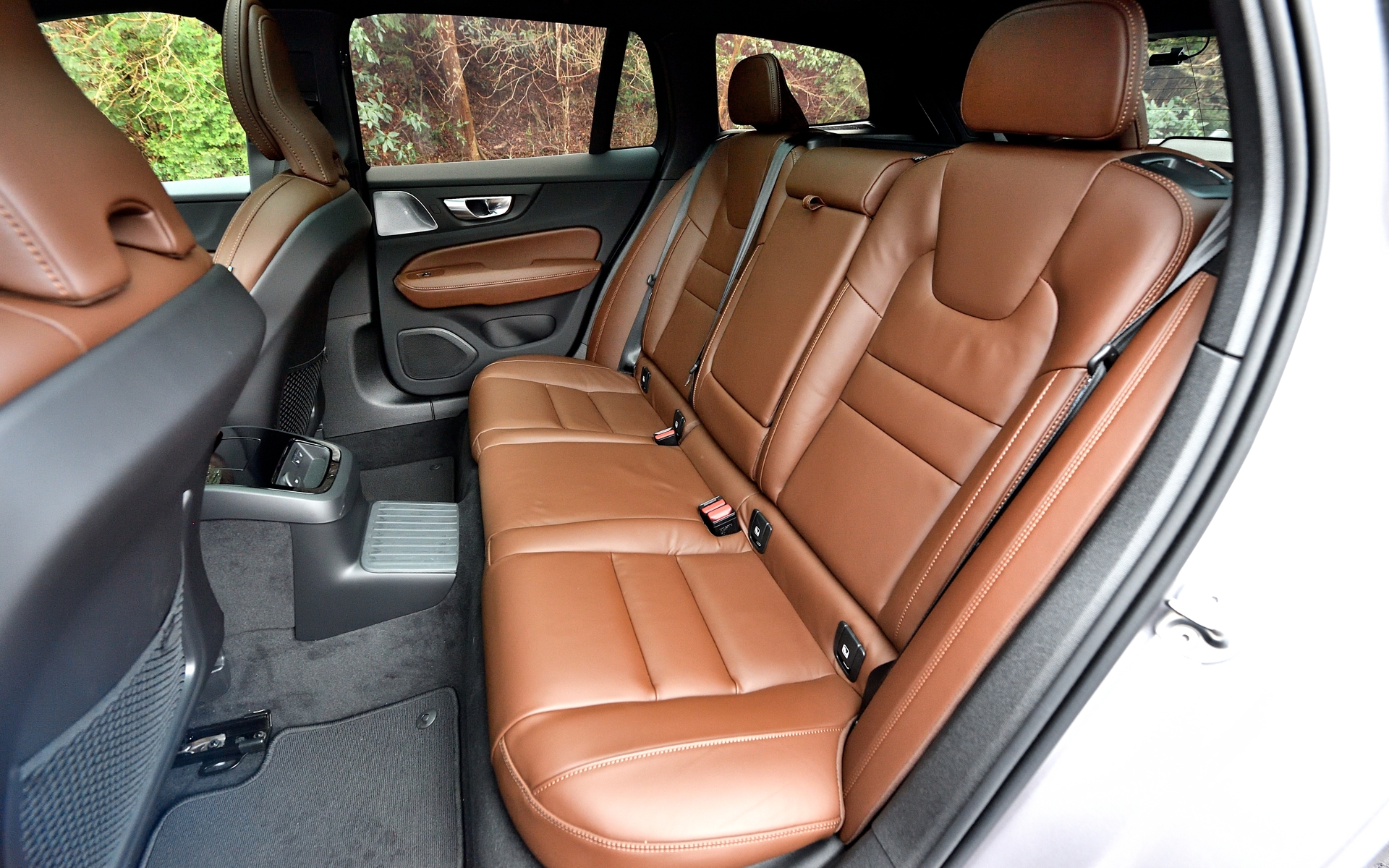 シートカラーもチャコールでインテリアは統一されている。フロントシートは「電動バックレスト・サイドサポート」「リラクゼーション機能」「パーフォレーテッド仕様」「ベンチレーション機能」を標準装備