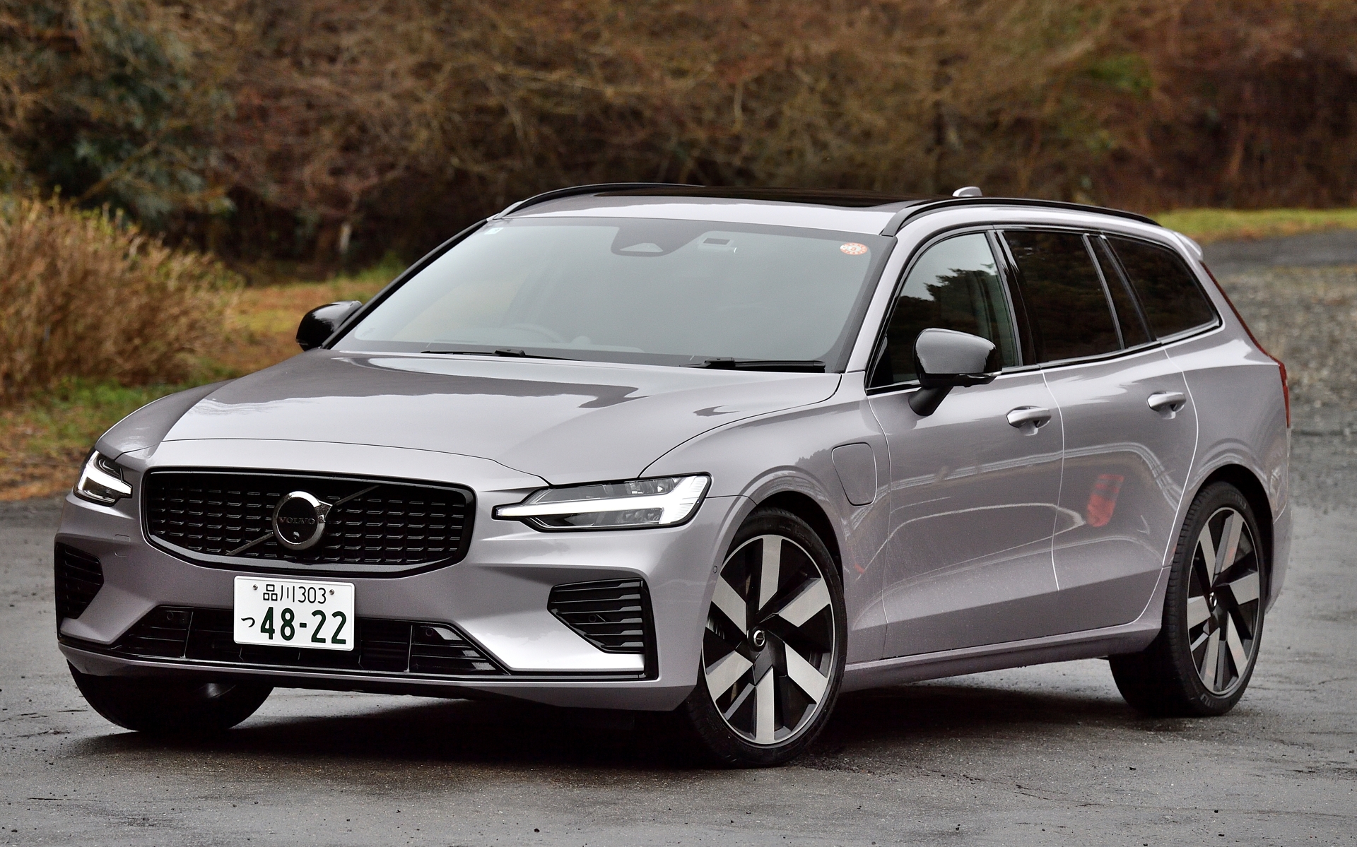 ボディサイズは4780×1850×1430mm（全長×全幅×全高）、ホイールベースは2870mm、車両重量2050kg、最小回転半径5.7m、試乗車のボディカラーはオーロラシルバーメタリック