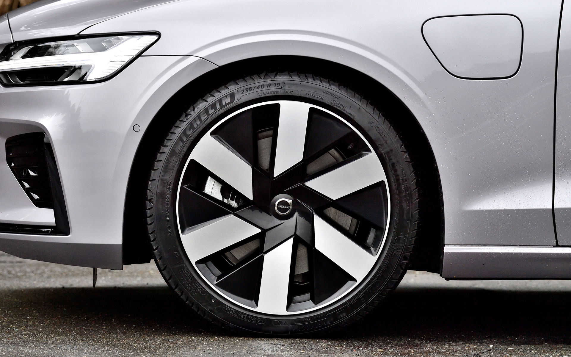 試乗車が装着するタイヤはミシュランの「プライマシー4」でサイズは235/40R19。ホイールは8.0J×19インチ の6スポーク（ダイヤモンドカット/ブラック）