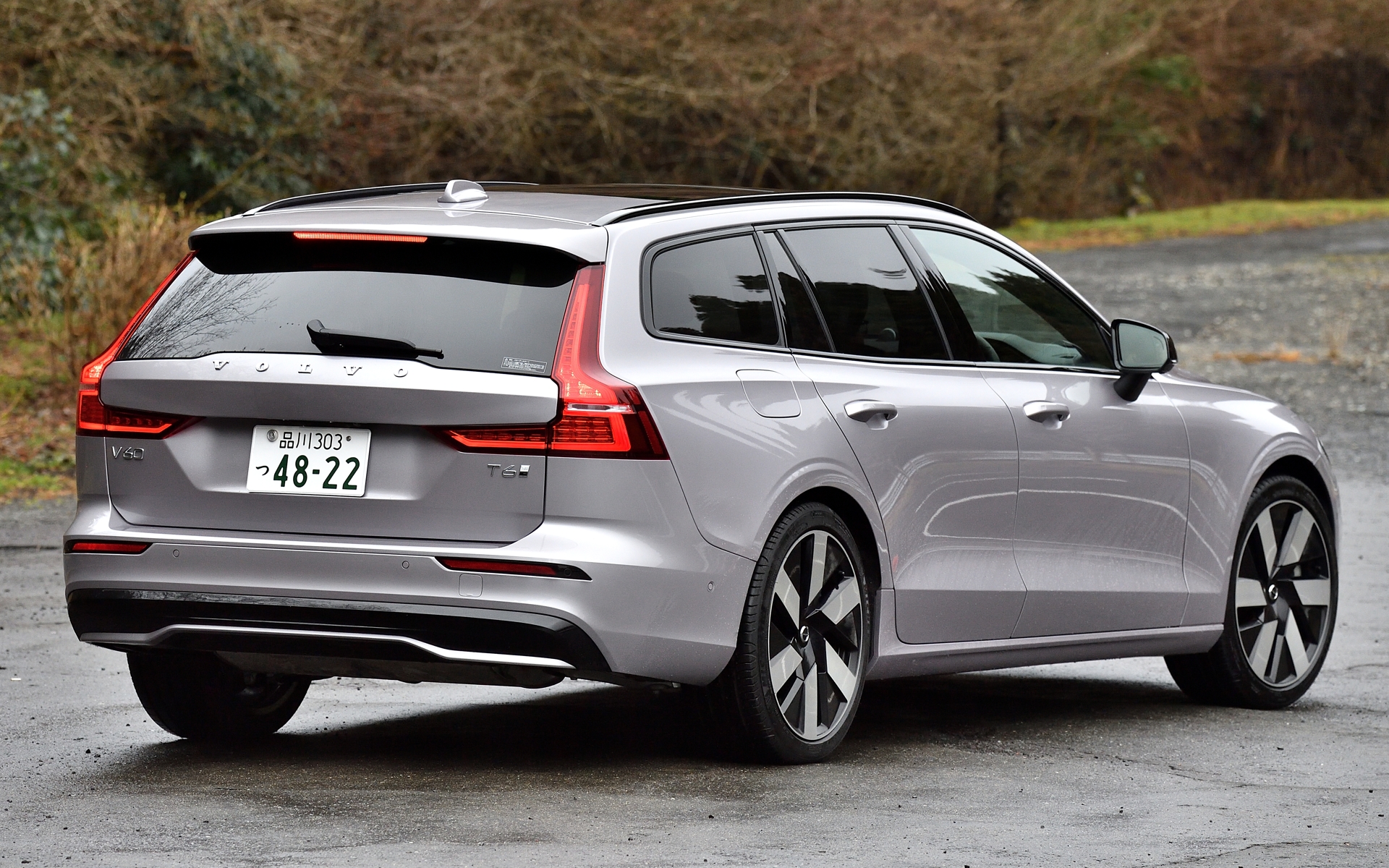 ボディサイズは4780×1850×1430mm（全長×全幅×全高）、ホイールベースは2870mm、車両重量2050kg、最小回転半径5.7m、試乗車のボディカラーはオーロラシルバーメタリック