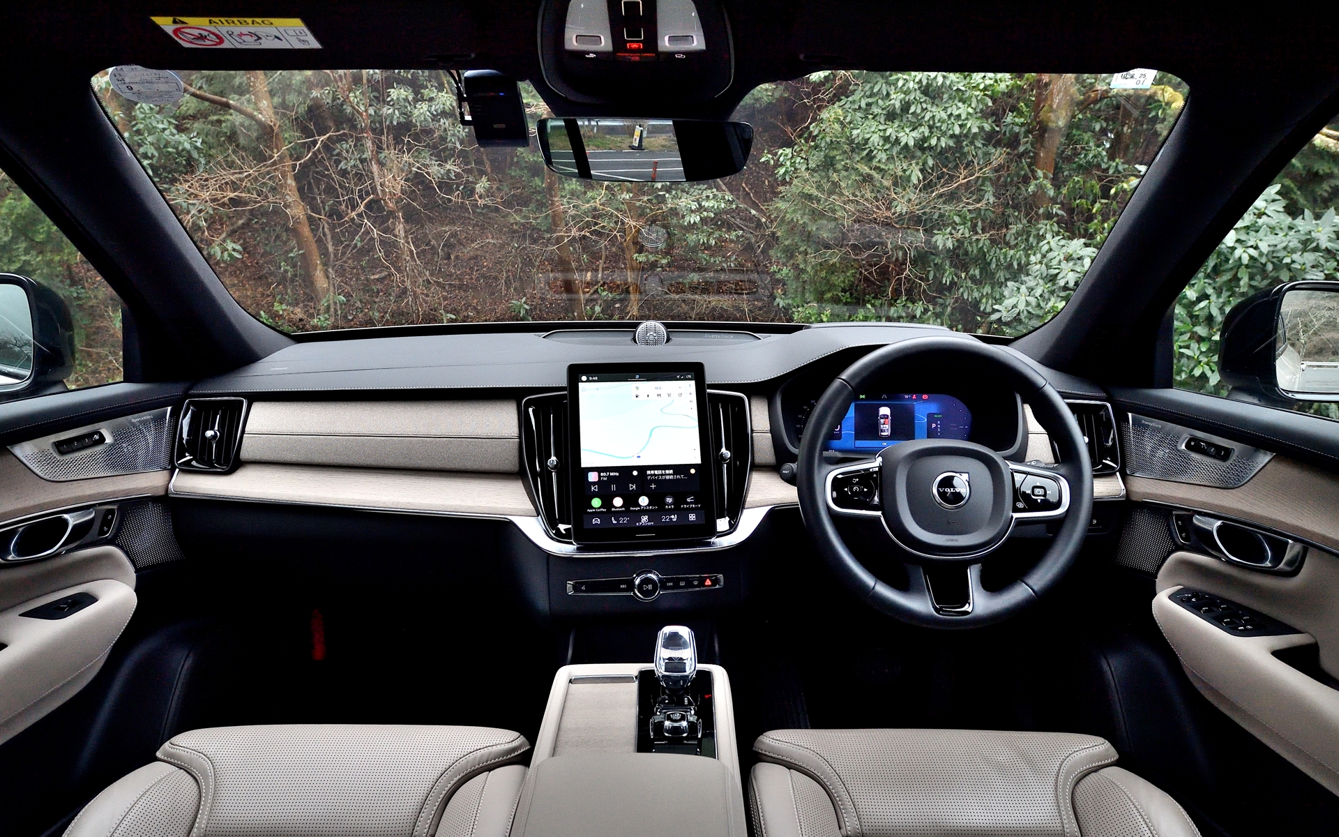 内装は汚れの目立ちにくいチャコール（灰色）