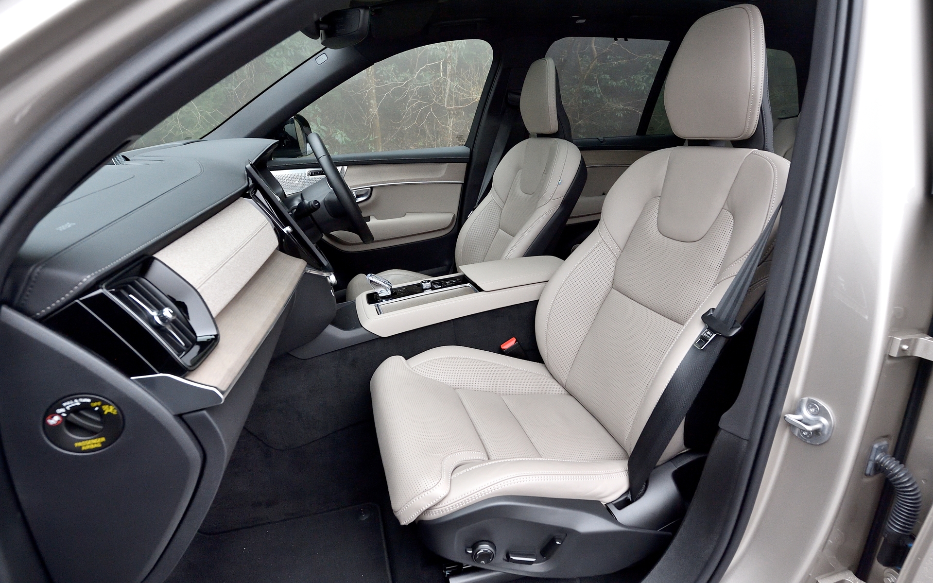 シート素材はファインナッパレザーでカラーはカルダモン