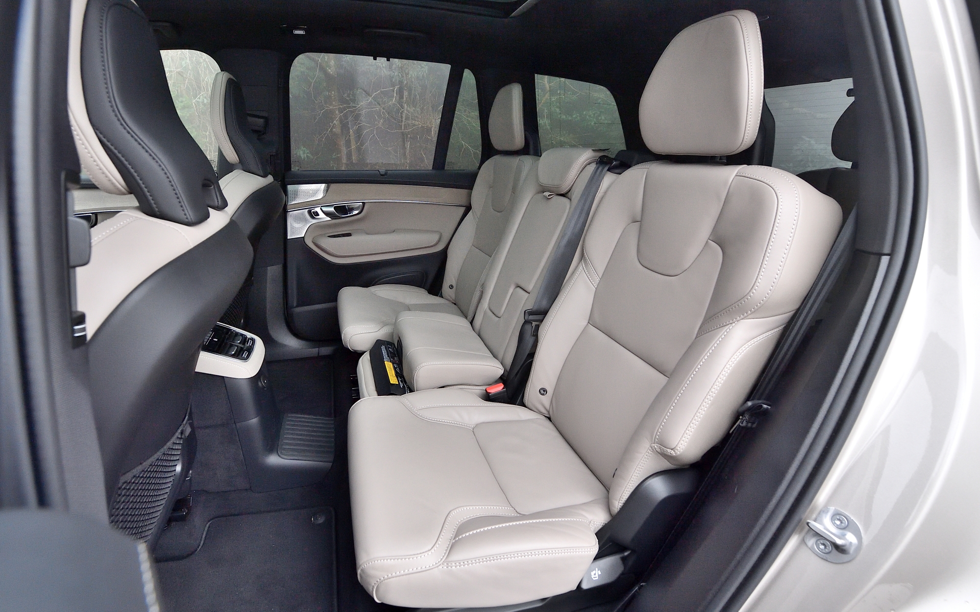 シート素材はファインナッパレザーでカラーはカルダモン