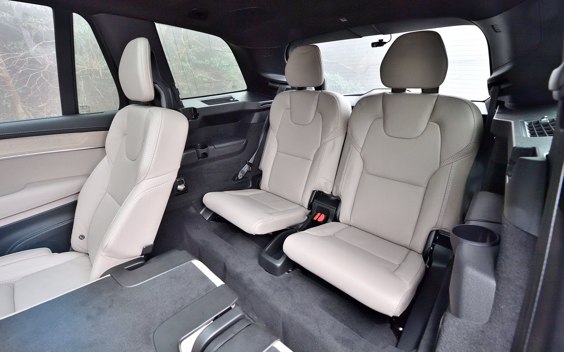 3列目もゆったりした空間が広がる。乗り込む際は2列目シートを前方に倒してスライドする