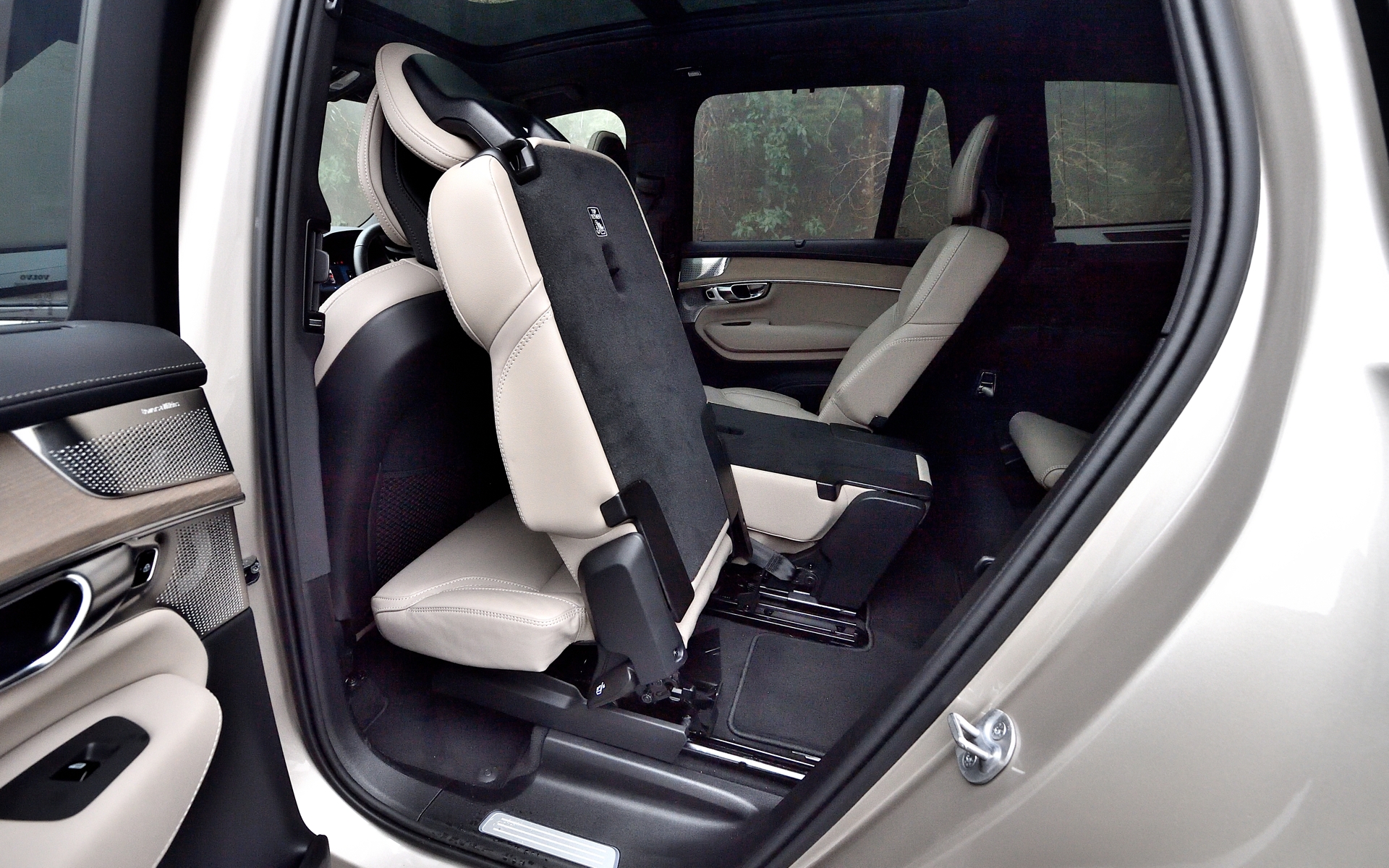 3列目もゆったりした空間が広がる。乗り込む際は2列目シートを前方に倒してスライドする