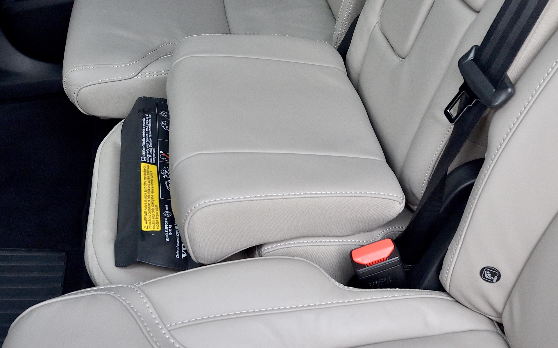 2列目中央にはジュニアシートにもなる「インテグレーテッド・チャイルド・クッション」を標準装備