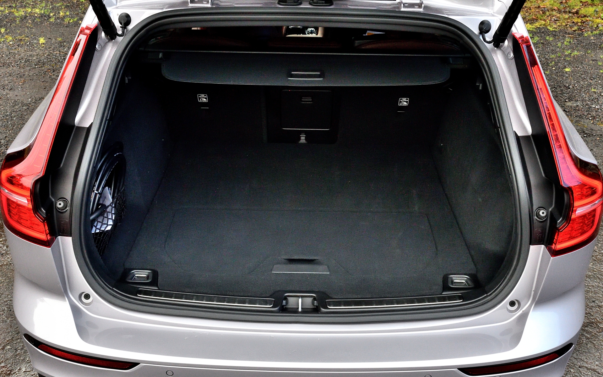 後席を起こした状態で最大519Lの収納力を備え、リアシートを格納すれば最大888Lまで拡張する