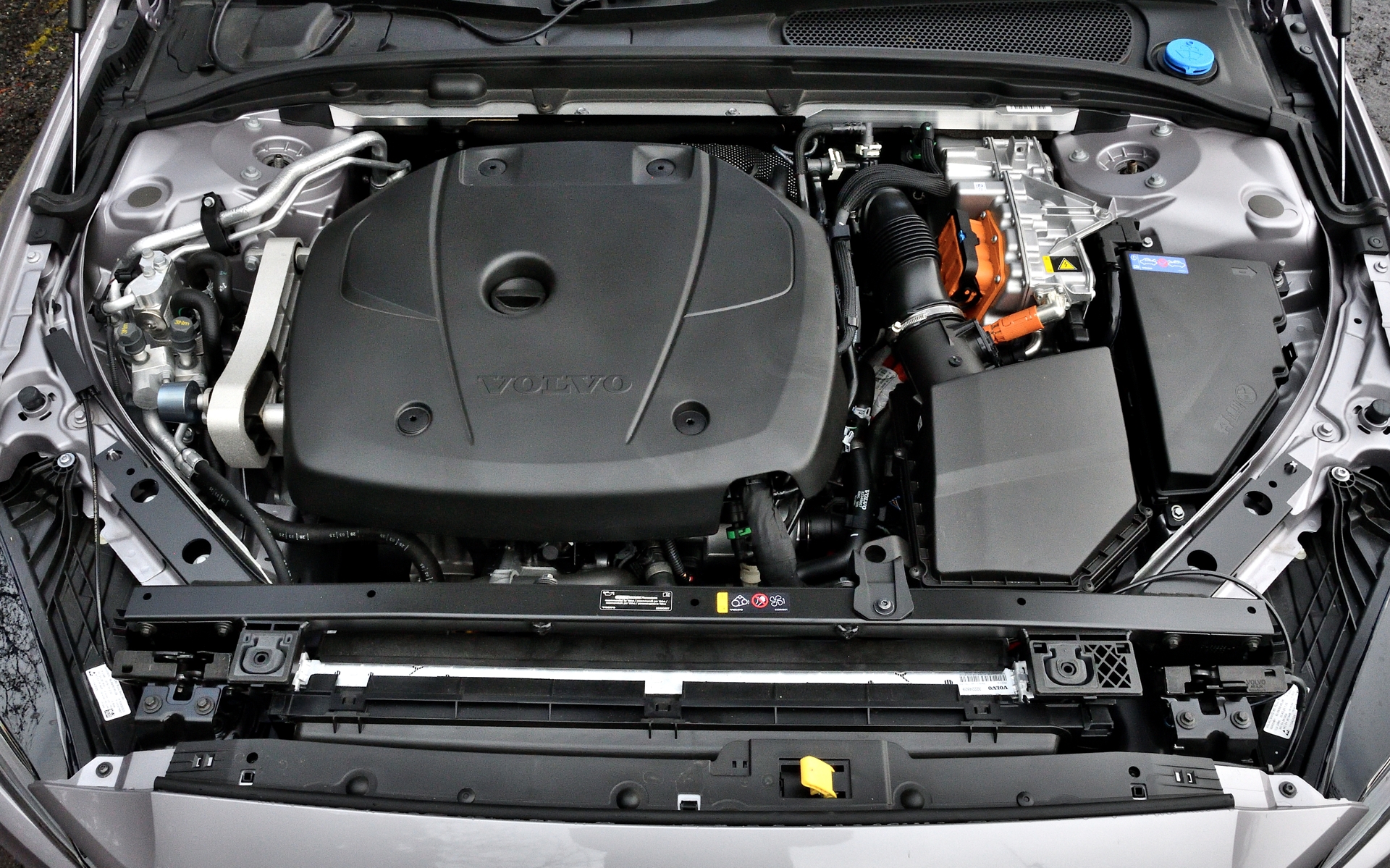 パワートレーンは最高出力186kW(253PS)/5500rpm、最大トルク350Nm/2500-5000rpmを発生する直列4気筒2.0リッターターボエンジン(B420)と、フロントに最高出力52kW/3000-4500rpmを発生するT52モーター、リアには最高出力107kW/3280-15900rpmを発生するTZ220モーターを搭載。トランスミッションは電子制御前進8速A/T(ロックアップ機構付き)ギアトロニックを組み合わせる。燃費はWLTCモードで15.6km/L。0-100km/h加速は5.4秒を誇る