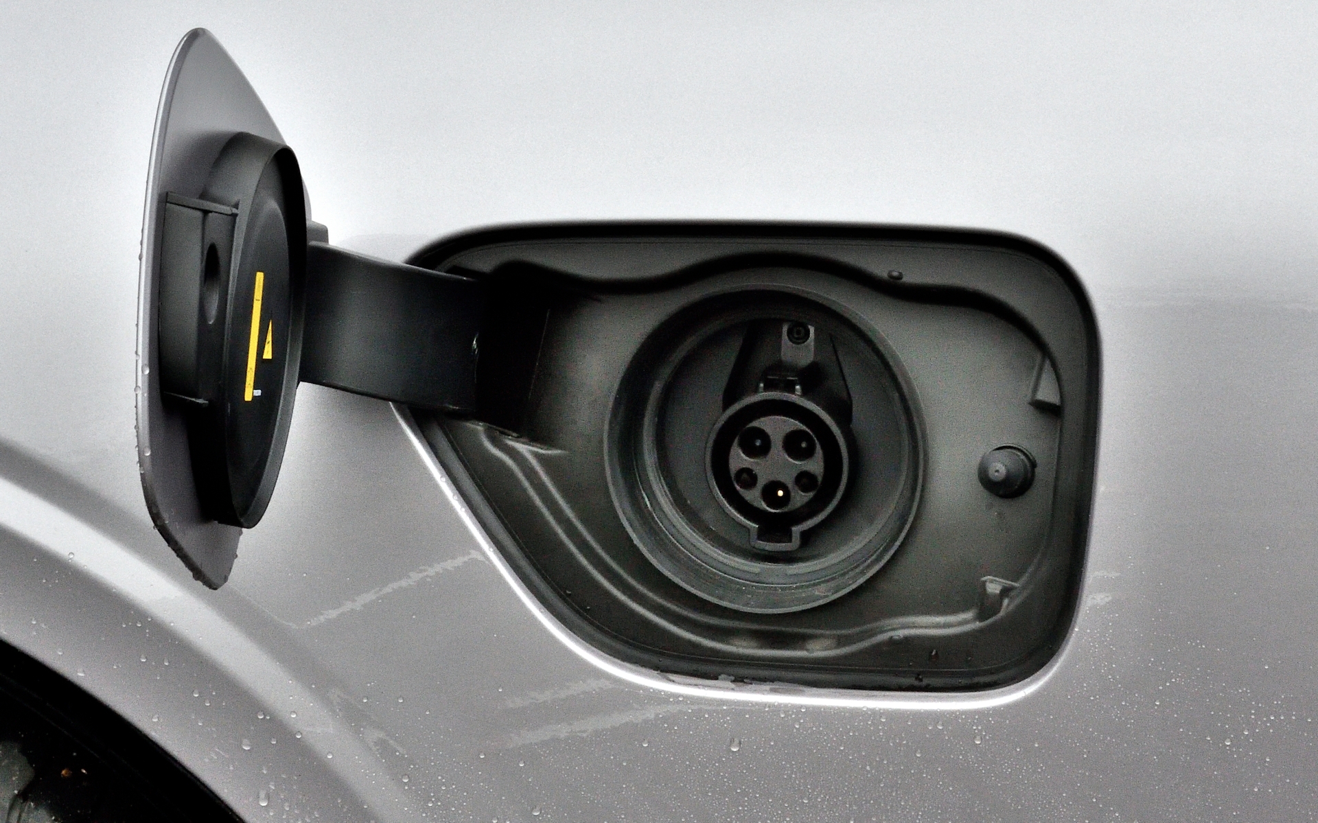 左フロントフェンダーに充電ポートを備える