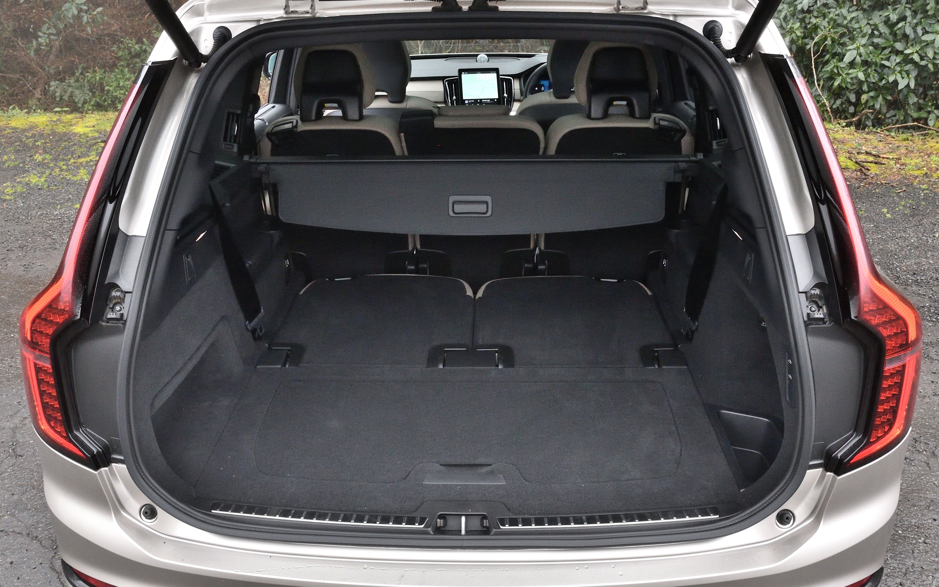 3列目の背もたれを起こした状態でも最大262Lのラゲッジスペース容量を確保する。3列目を格納すれば692Lまで拡張するほか、トランク床下にも31Lのスペースを備える。また、2列目は3分割なので中央だけを倒せば長尺荷物にも対応する