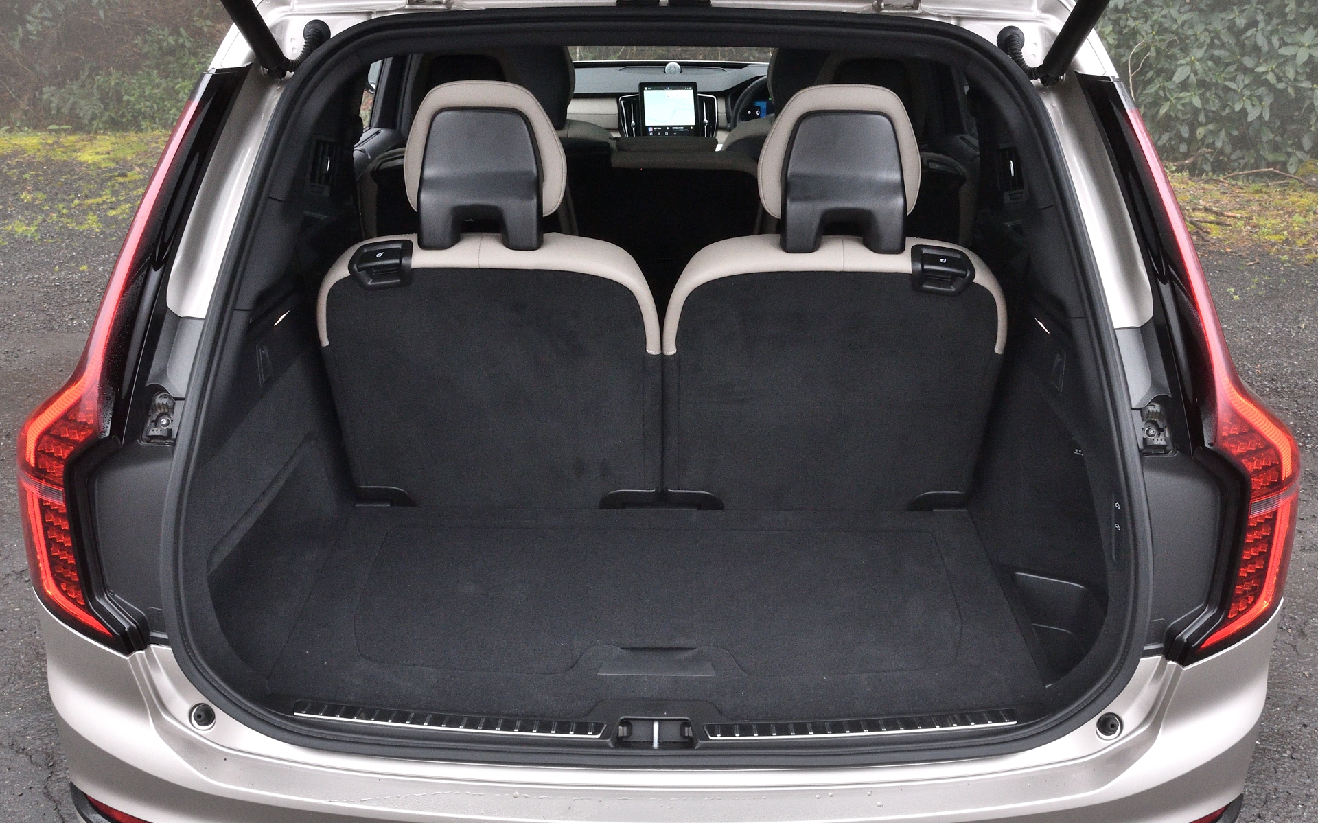 3列目の背もたれを起こした状態でも最大262Lのラゲッジスペース容量を確保する。3列目を格納すれば692Lまで拡張するほか、トランク床下にも31Lのスペースを備える。また、2列目は3分割なので中央だけを倒せば長尺荷物にも対応する