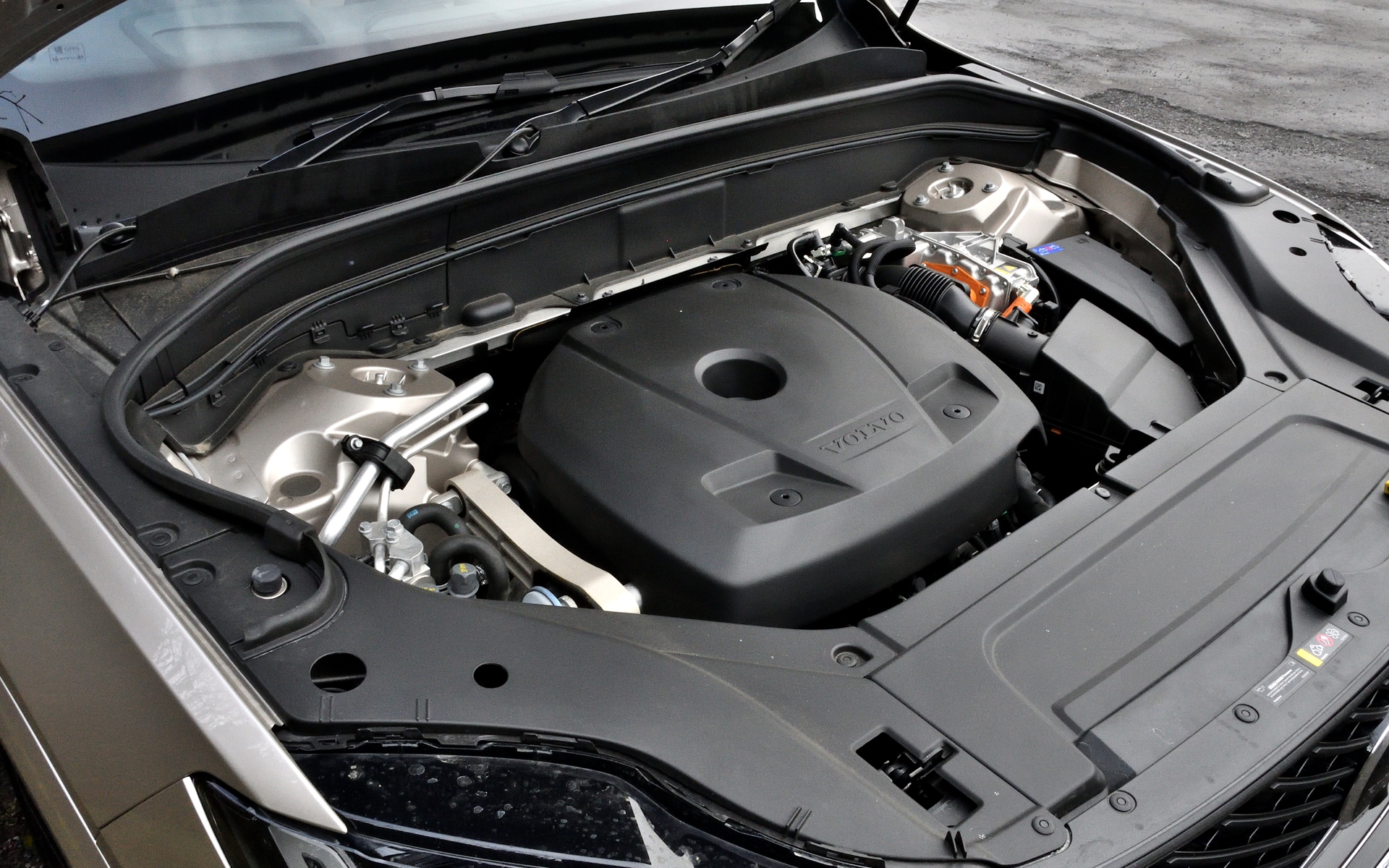 パワートレーンは最高出力233kW(317PS)/6000rpm、最大トルク400Nm/3000-5400rpmを発生する直列4気筒2.0リッターターボエンジン(B420)と、フロントに最高出力52kW(71PS)/3000-4500rpm、最大トルク165Nm/0-3000rpmを発生するT57モーター、リアには最高出力107kW(145PS)/3280-15900rpm、最大トルク309Nm/0-3280rpmを発生するTZ220モーターを搭載。トランスミッションは電子制御前進8速A/T(ロックアップ機構付き)ギアトロニックを組み合わせる。燃費はWLTCモードで13.3km/L。0-100km/h加速は5.3秒を誇る