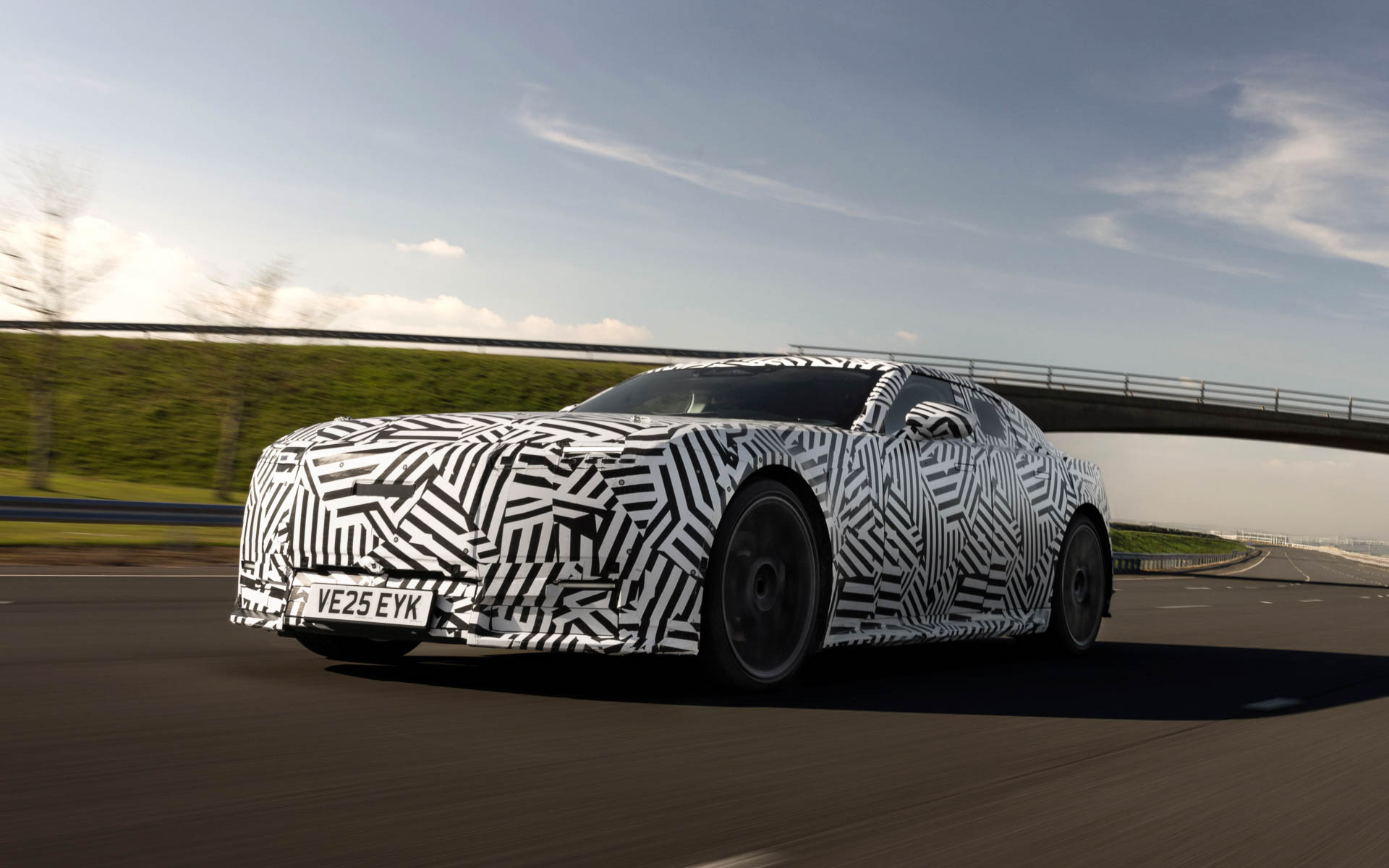 市販車モデルの新型ラグジュアリー4ドアGT