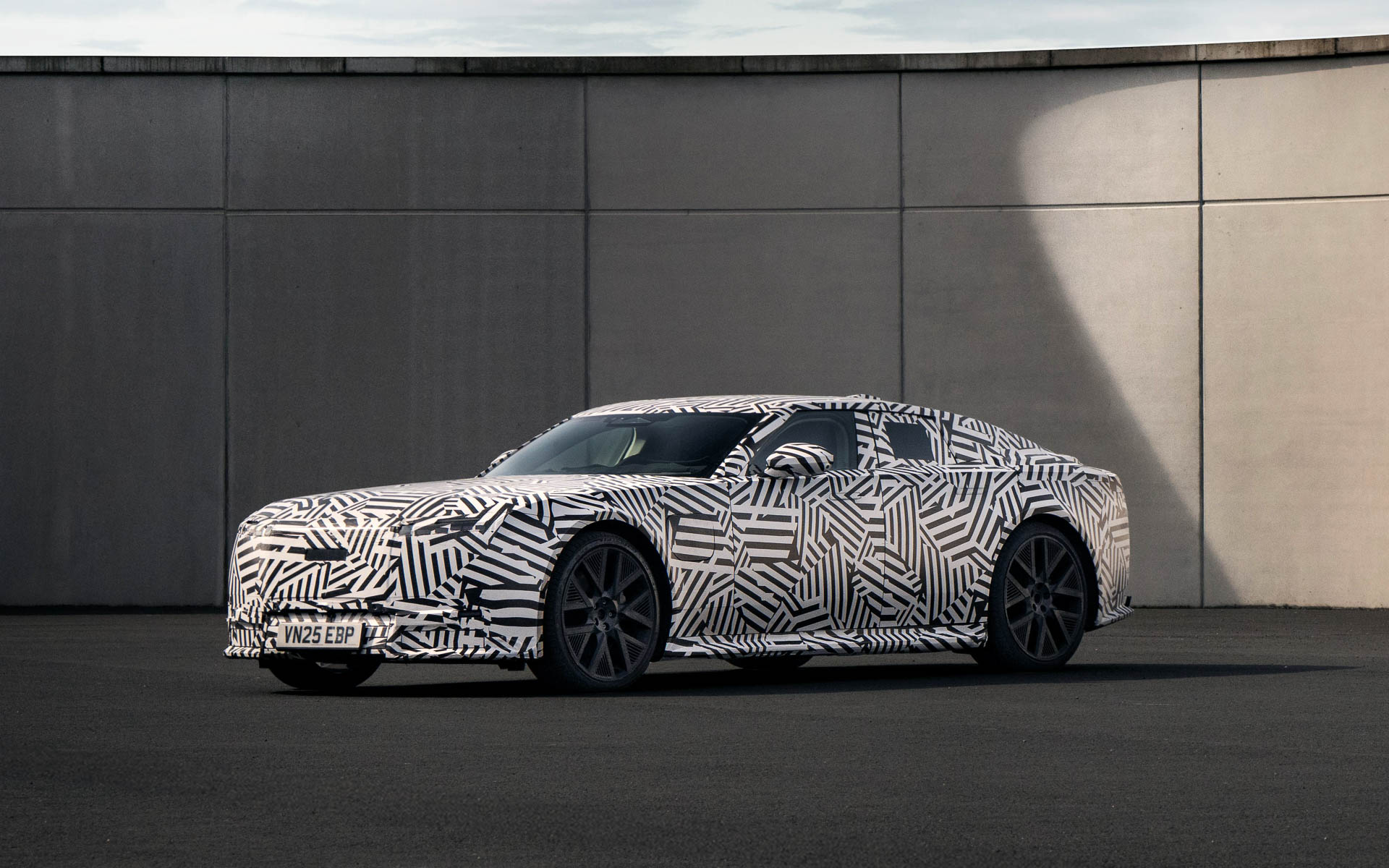 新型ラグジュアリー4ドアGT