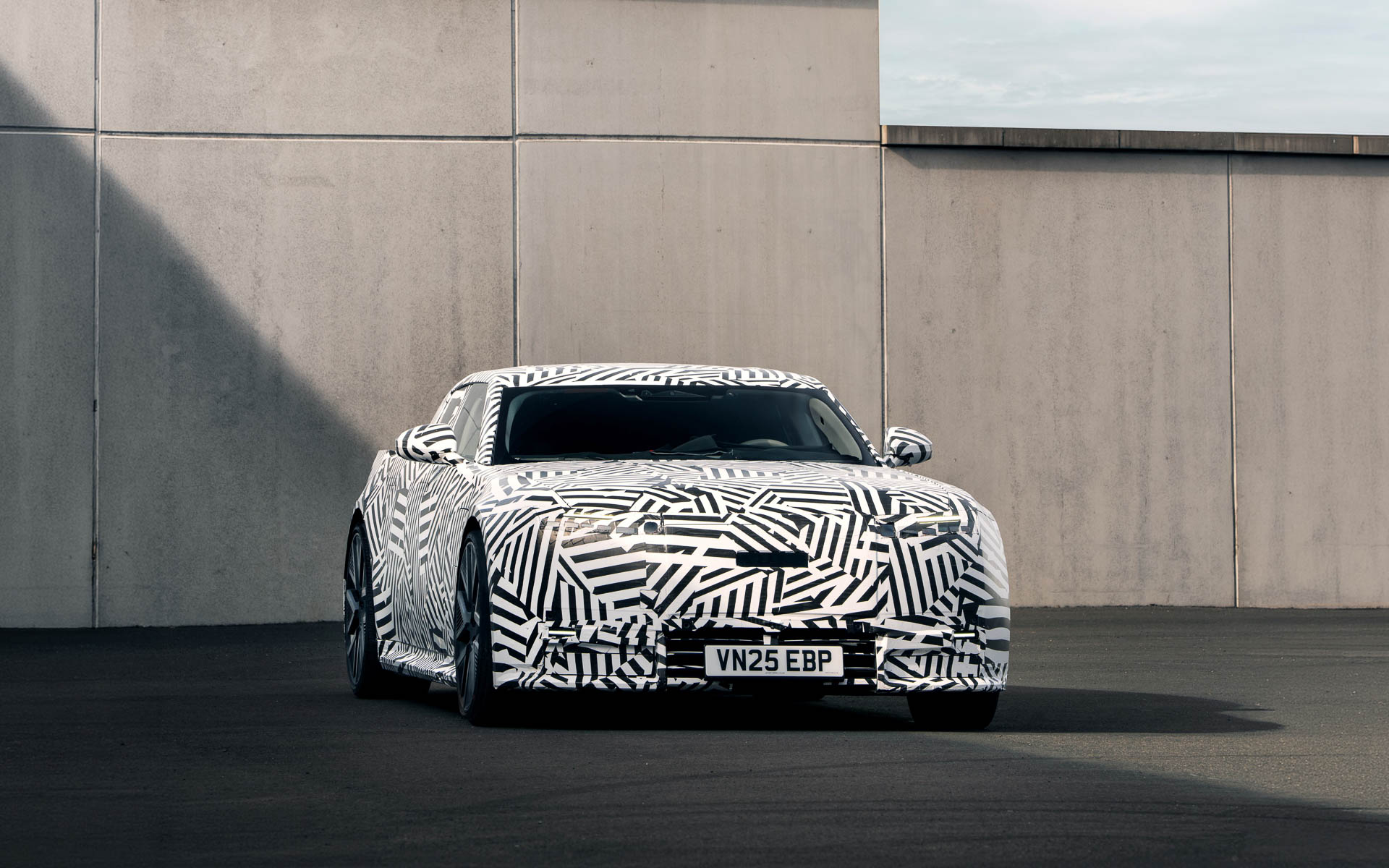 新型ラグジュアリー4ドアGT