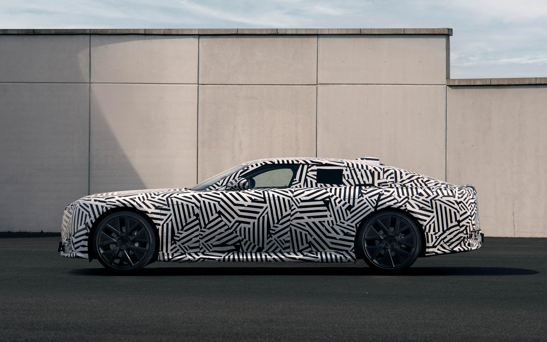 新型ラグジュアリー4ドアGT