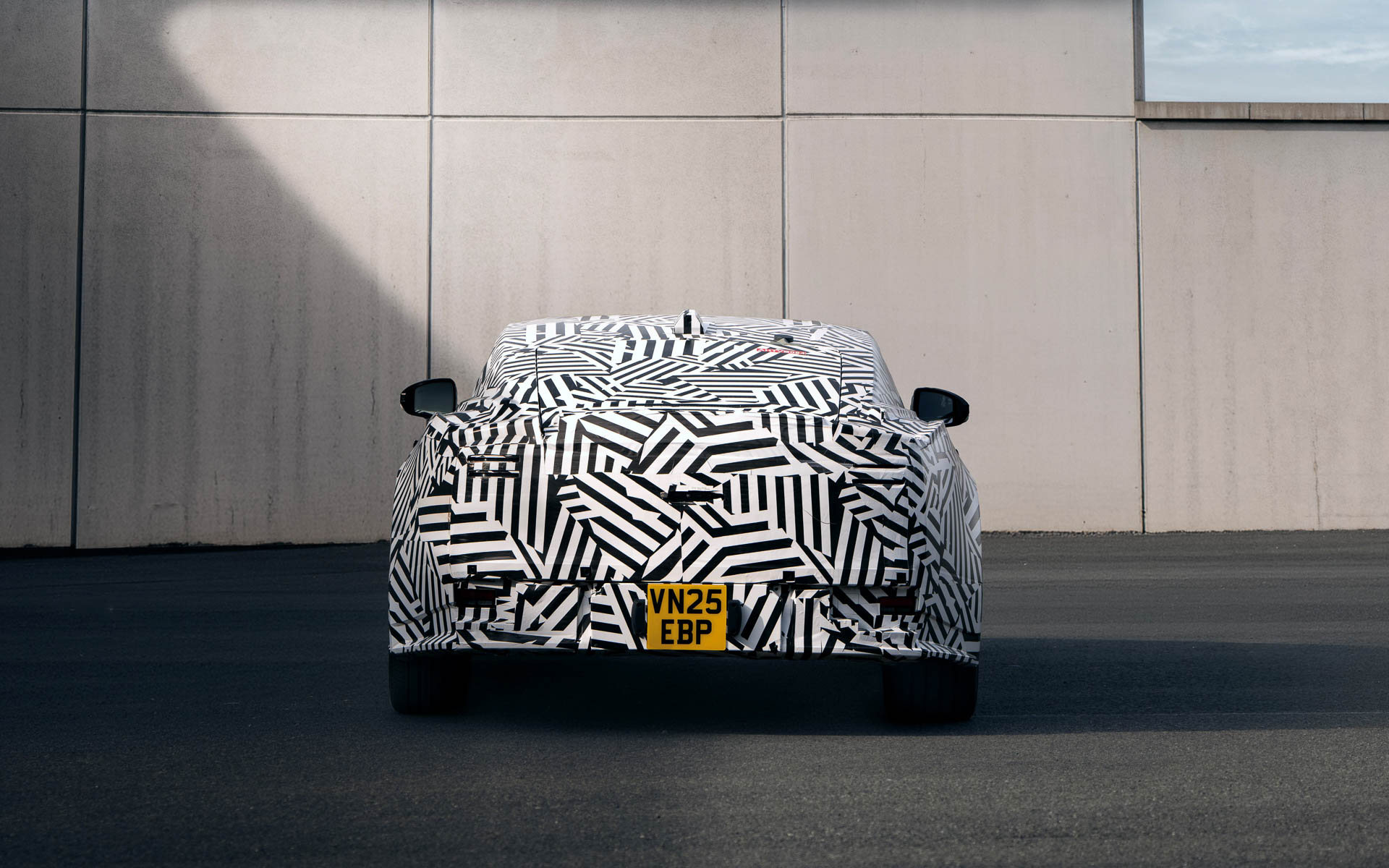 新型ラグジュアリー4ドアGT