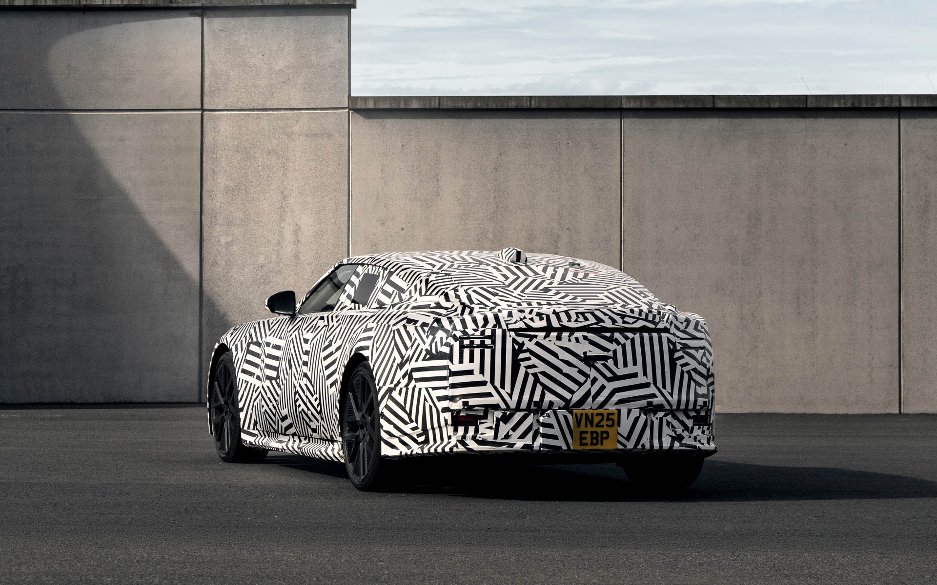 新型ラグジュアリー4ドアGT