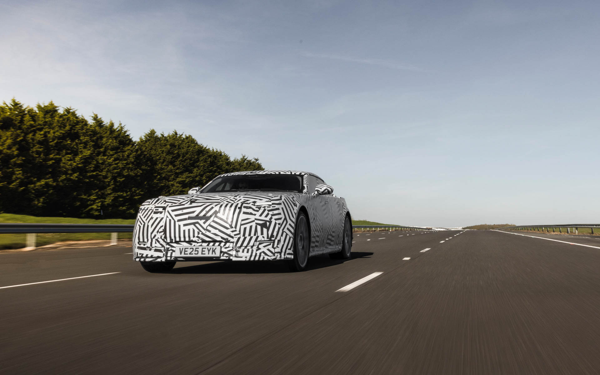 新型ラグジュアリー4ドアGTの走行イメージ