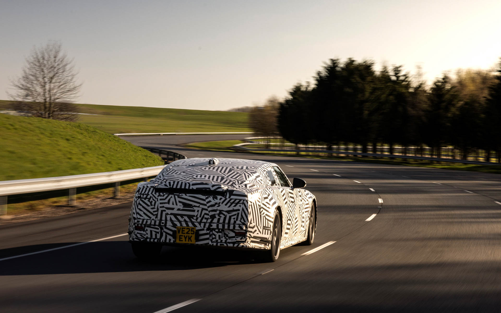 新型ラグジュアリー4ドアGTの走行イメージ