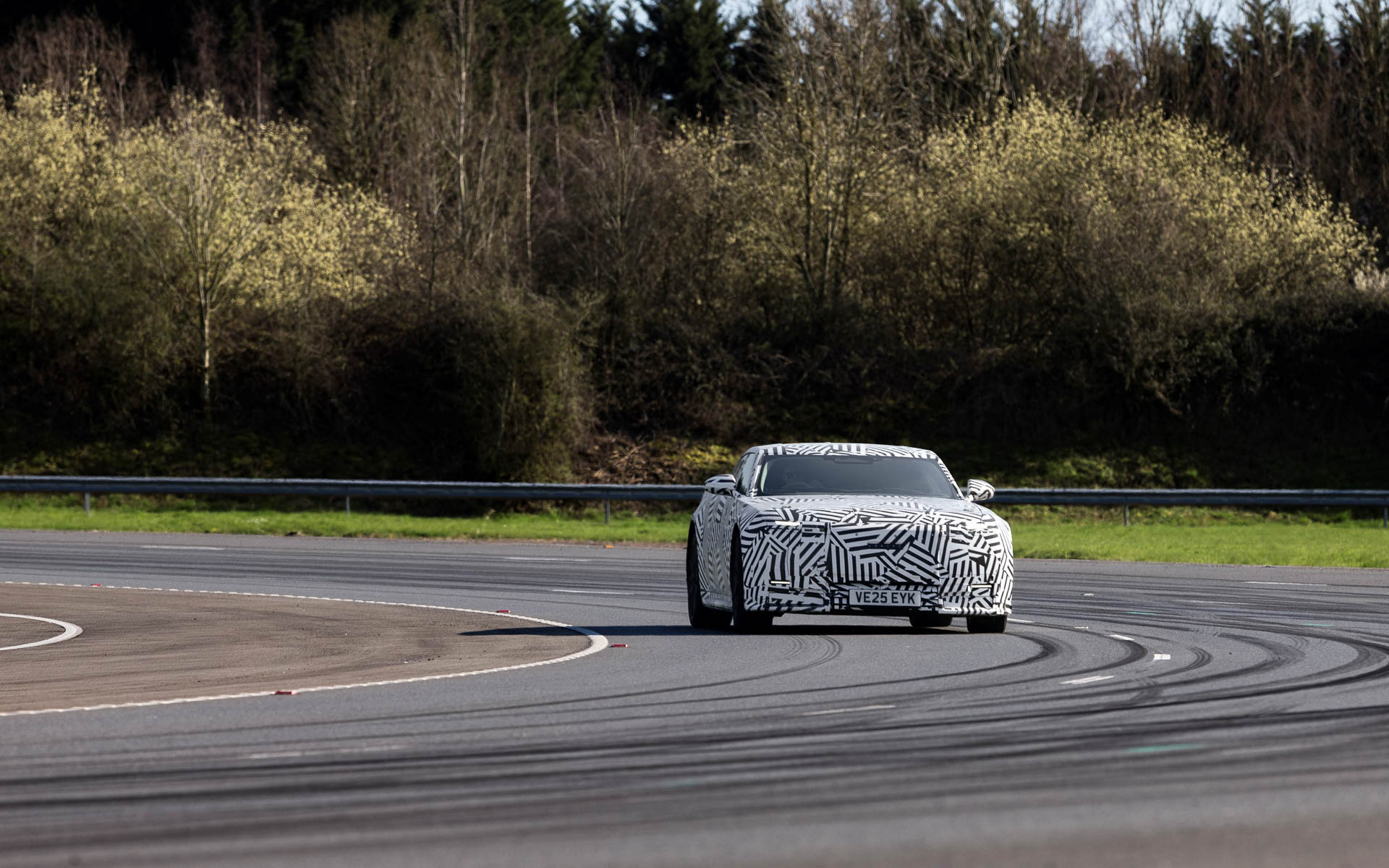 新型ラグジュアリー4ドアGTの走行イメージ