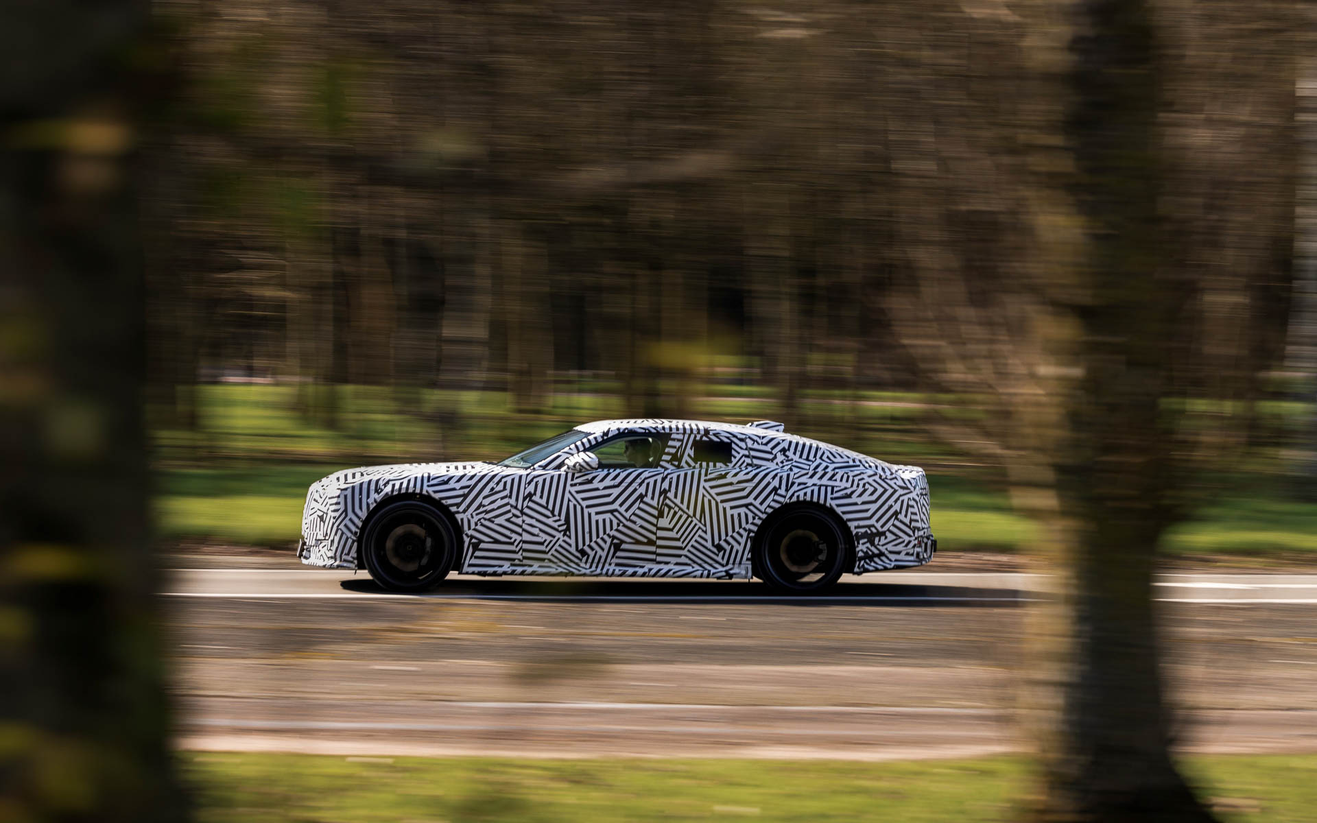 新型ラグジュアリー4ドアGTの走行イメージ