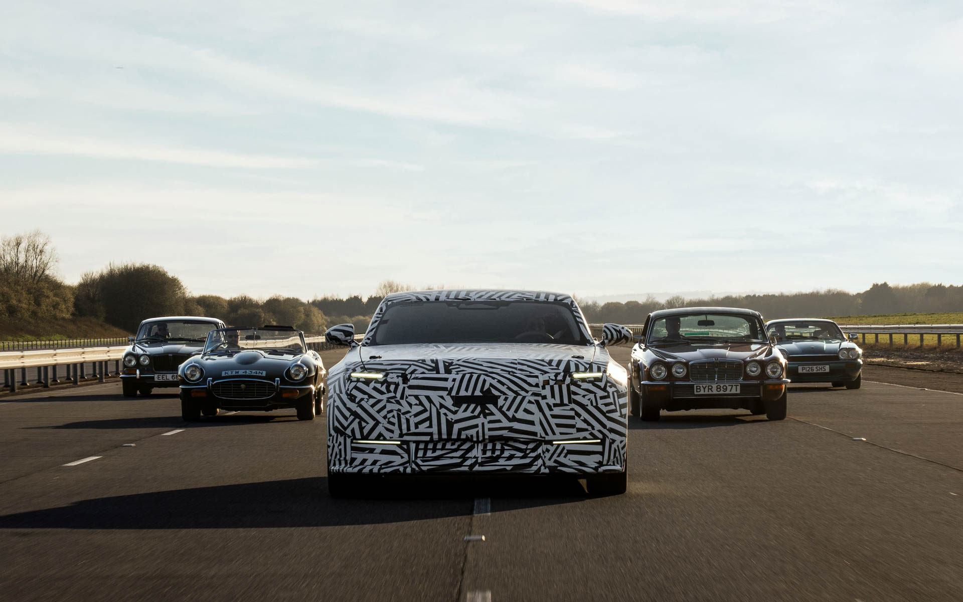 新型ラグジュアリー4ドアGTと歴代ジャガー車