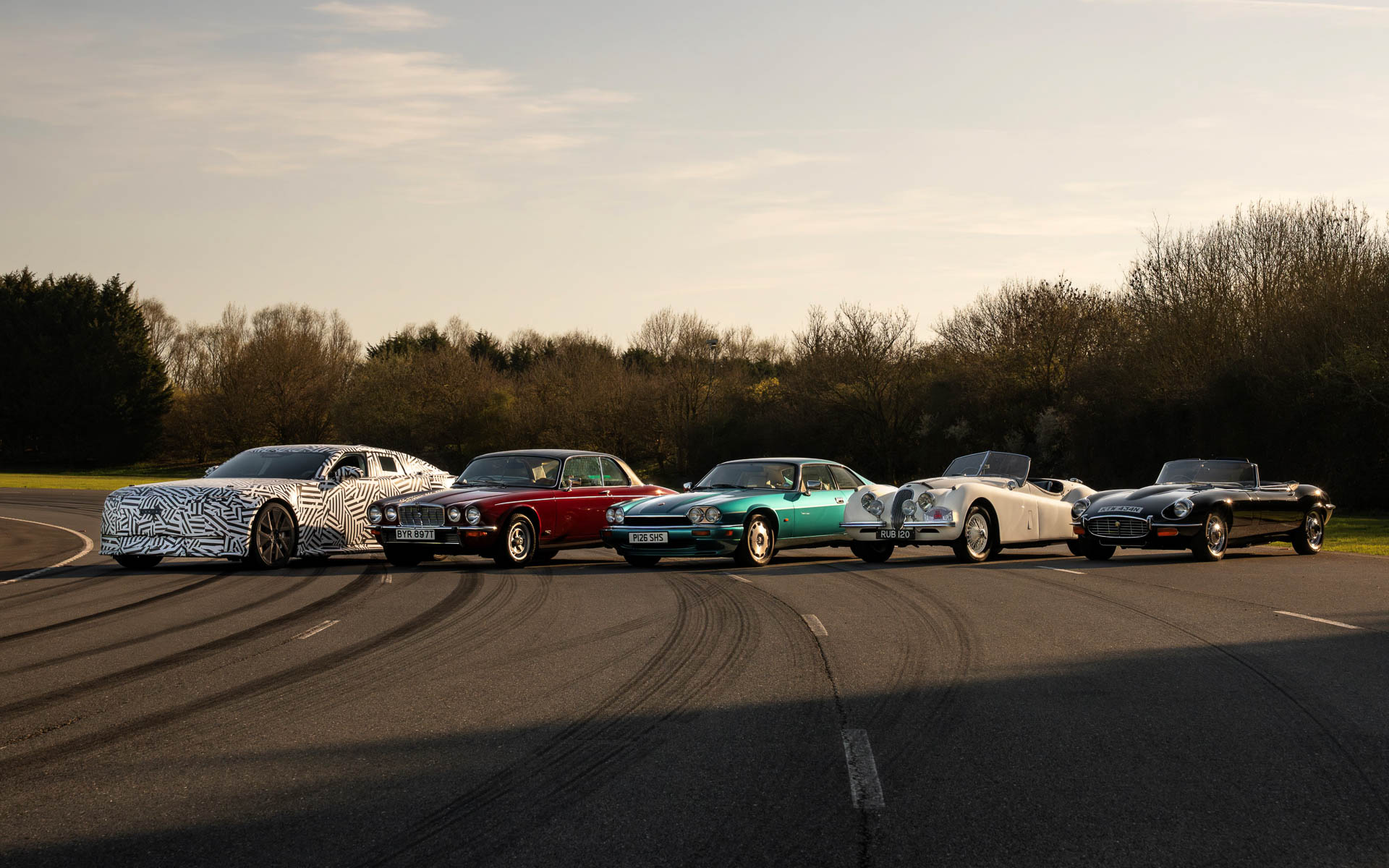 新型ラグジュアリー4ドアGTと歴代ジャガー車