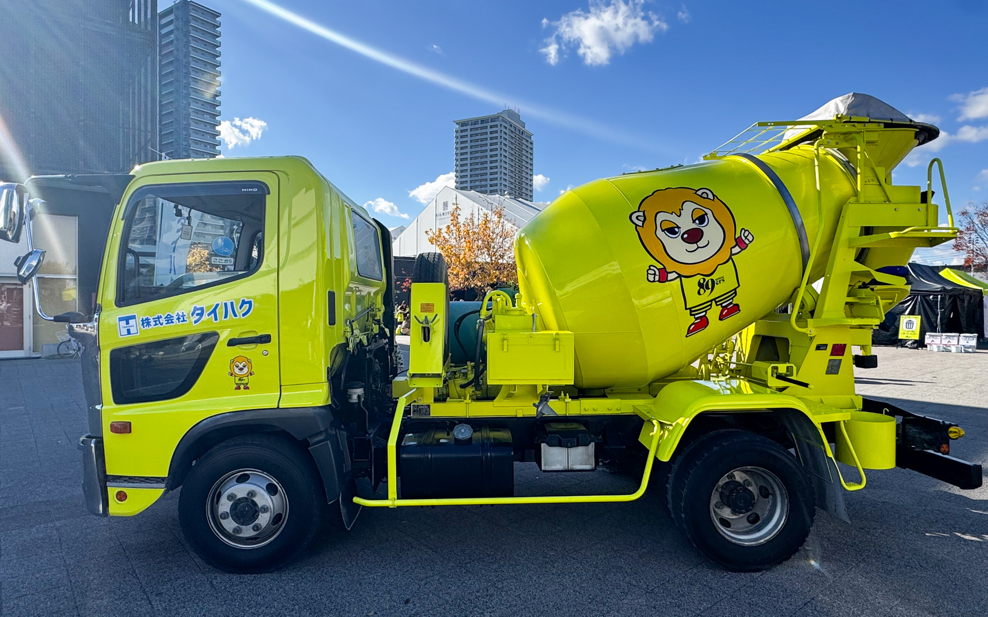 タイハクが生コンクリートミキサー車で「巨大ガラポン」を制作した