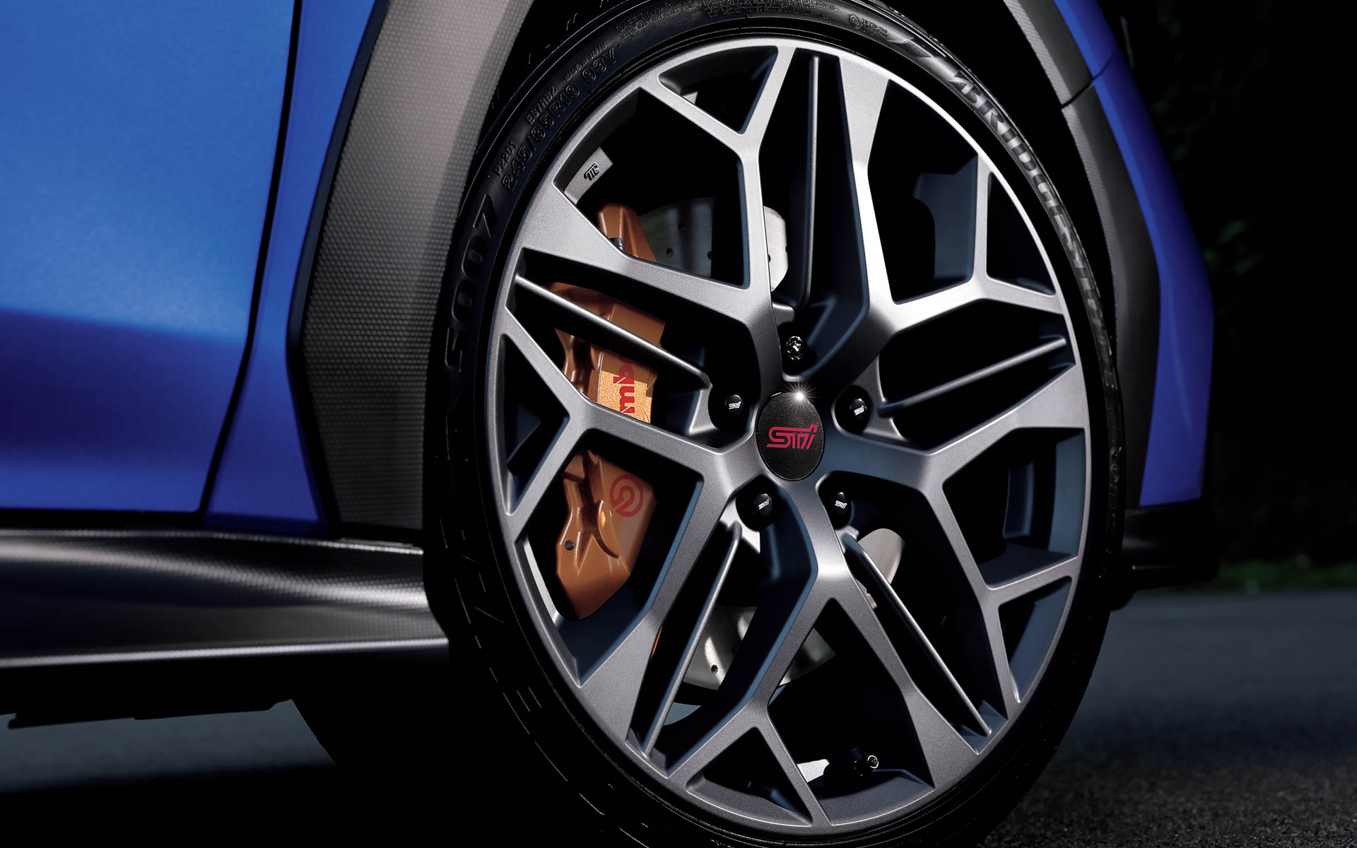 タイヤをインチアップし、マットグレーの19インチアルミホイールを採用。ブレンボ製ブレーキキャリパーはゴールド塗装となる